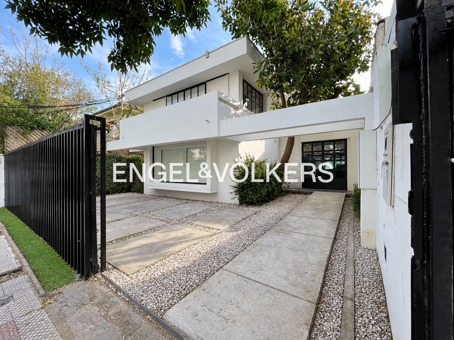 Local comercial de 432 m2 construidos en Providencia · 7 privados y 5 baños