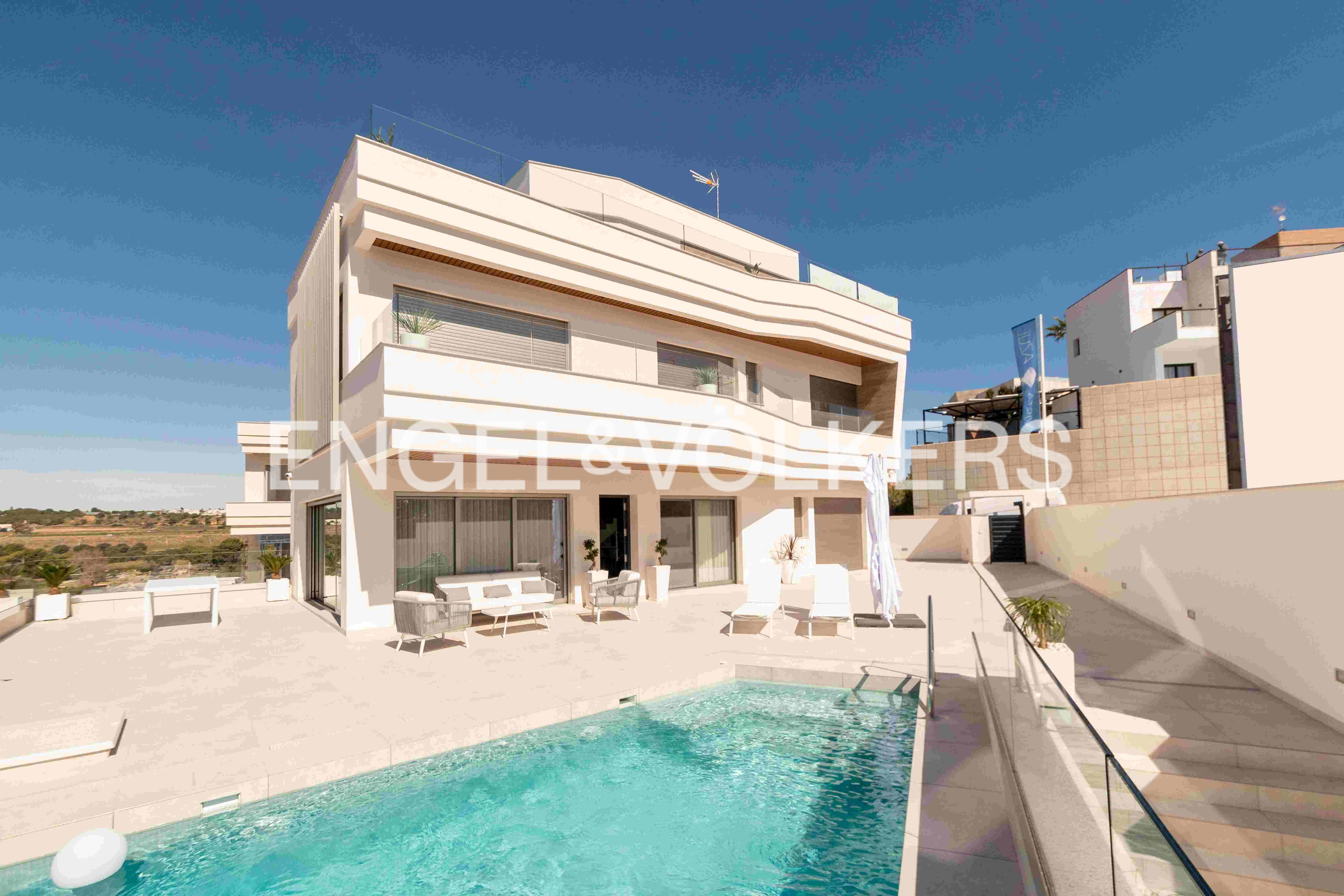 Lujosa villa de obra nueva en Dehesa de Campoamor