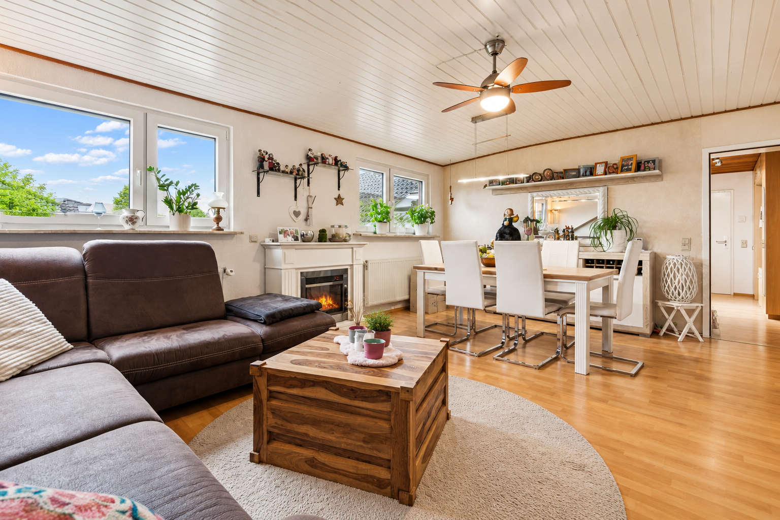 Living in a sought-after area of Pulheim: Move-in-ready 3-room apartment with rooftop terrace