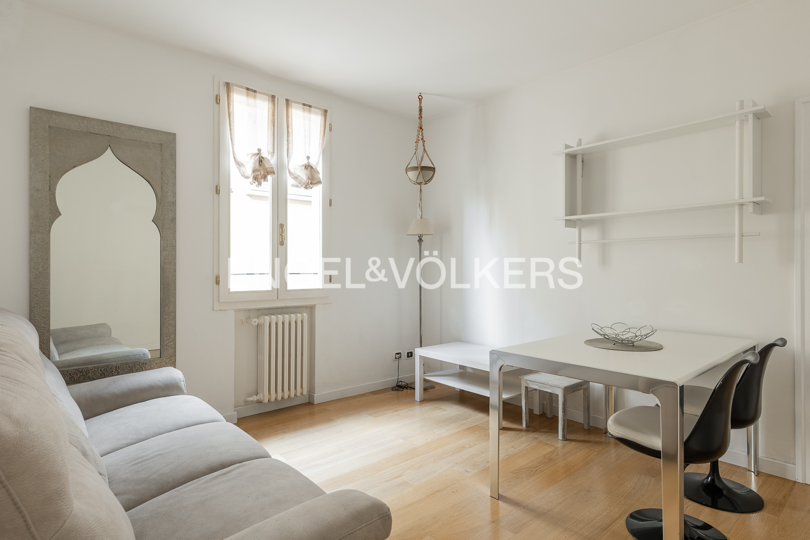 Appartamento ristrutturato e arredato con terrazzo abitabile in corte riservata