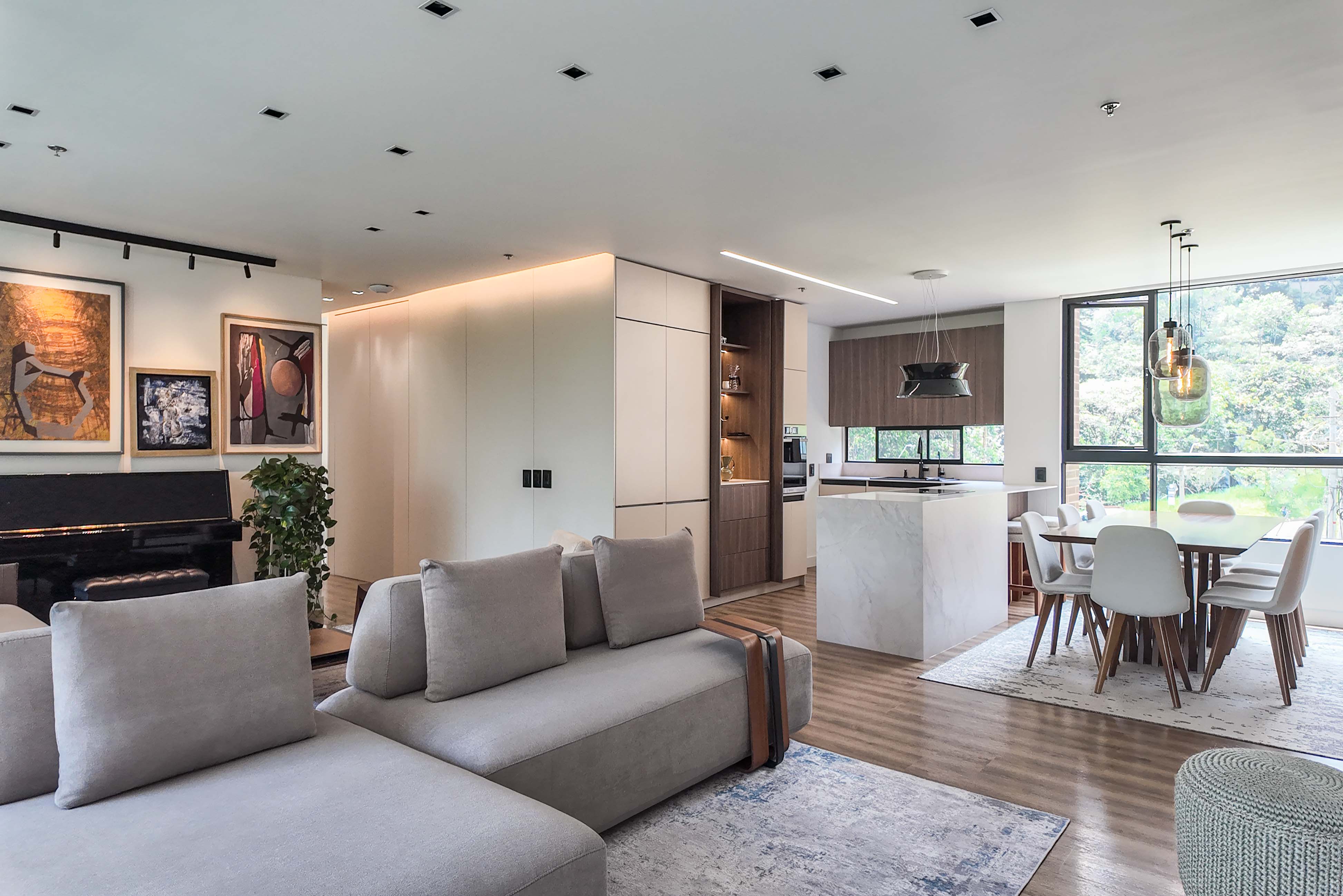Apartamento con balcón y clubhouse para venta en Altos del Poblado