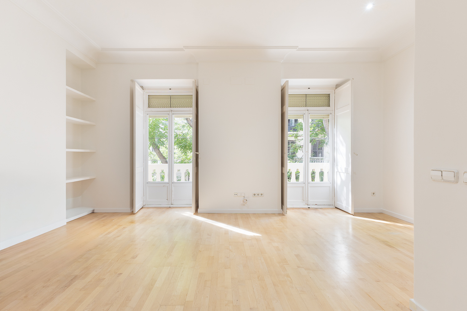 Elegant apartment with a balcony in the exclusive Eixample