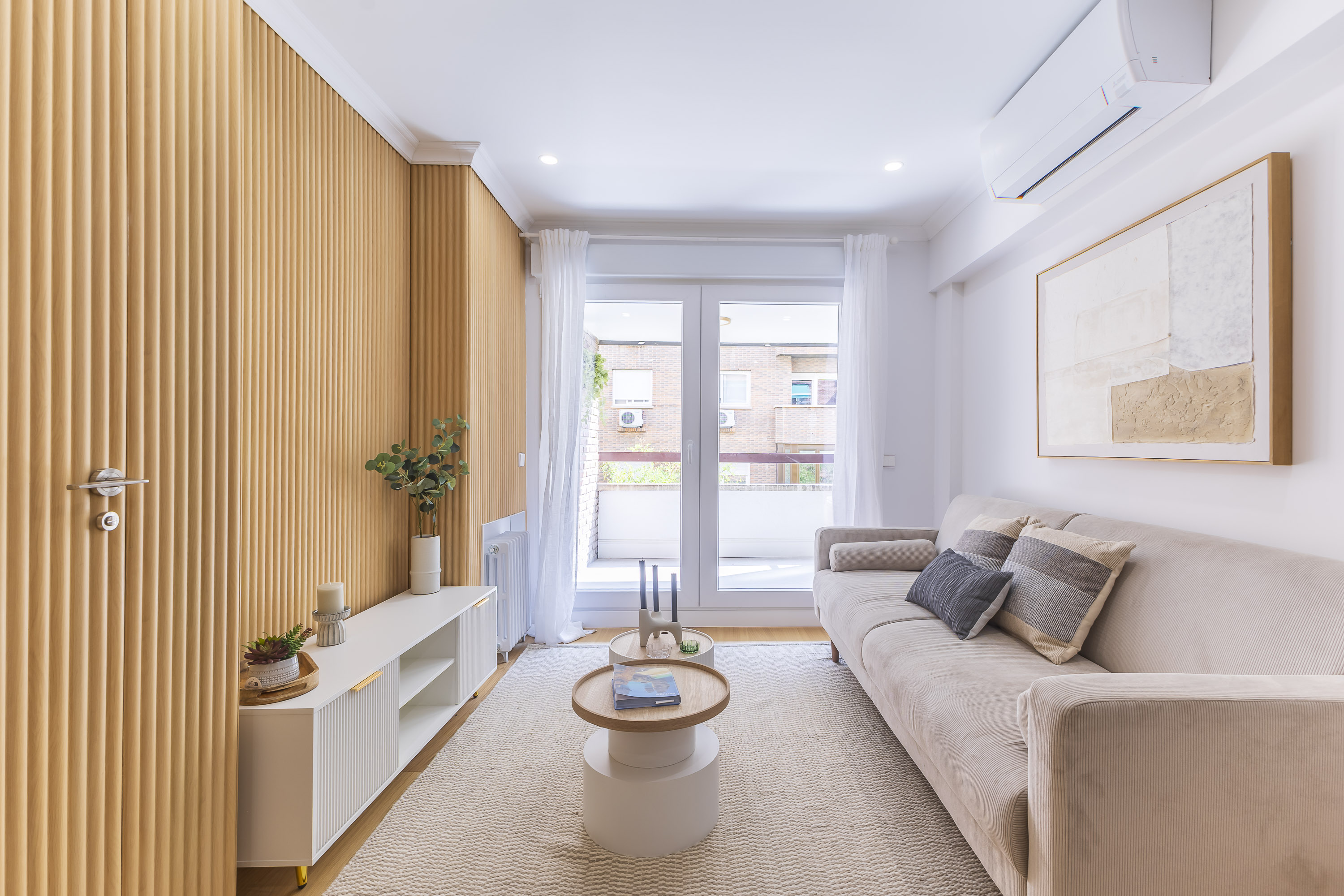 Bright 2-bedroom apartment with a terrace in Lista.