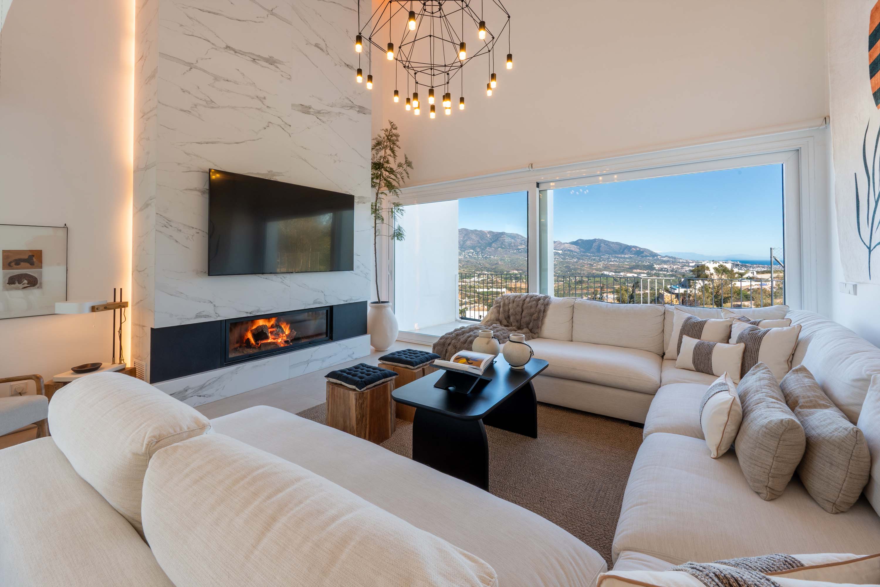 Contemporary Design Sanctuary: Mediterranean fusion with an infinity pool and sea views.