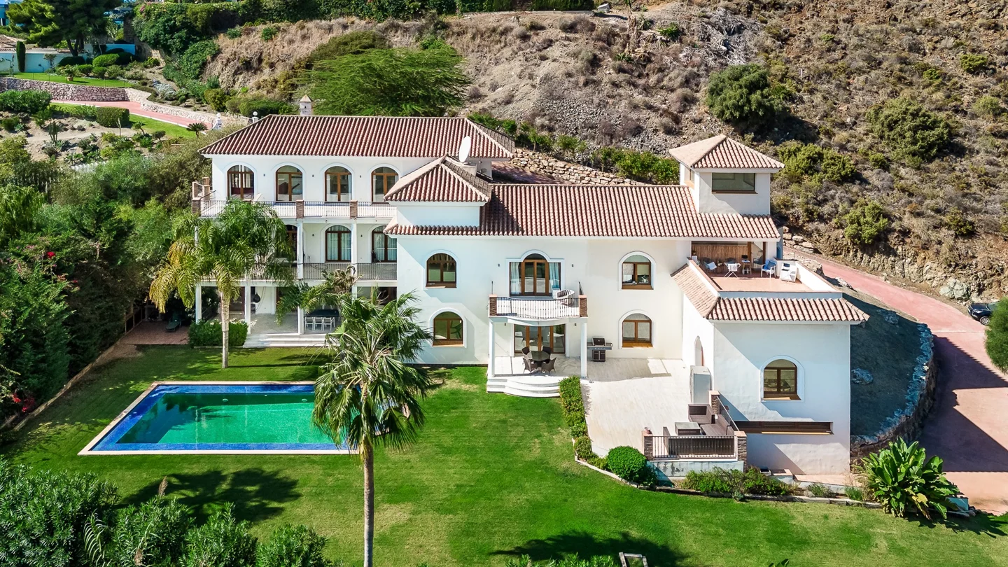El Paraiso Alto: Elegant villa with impressive sea and mountain views