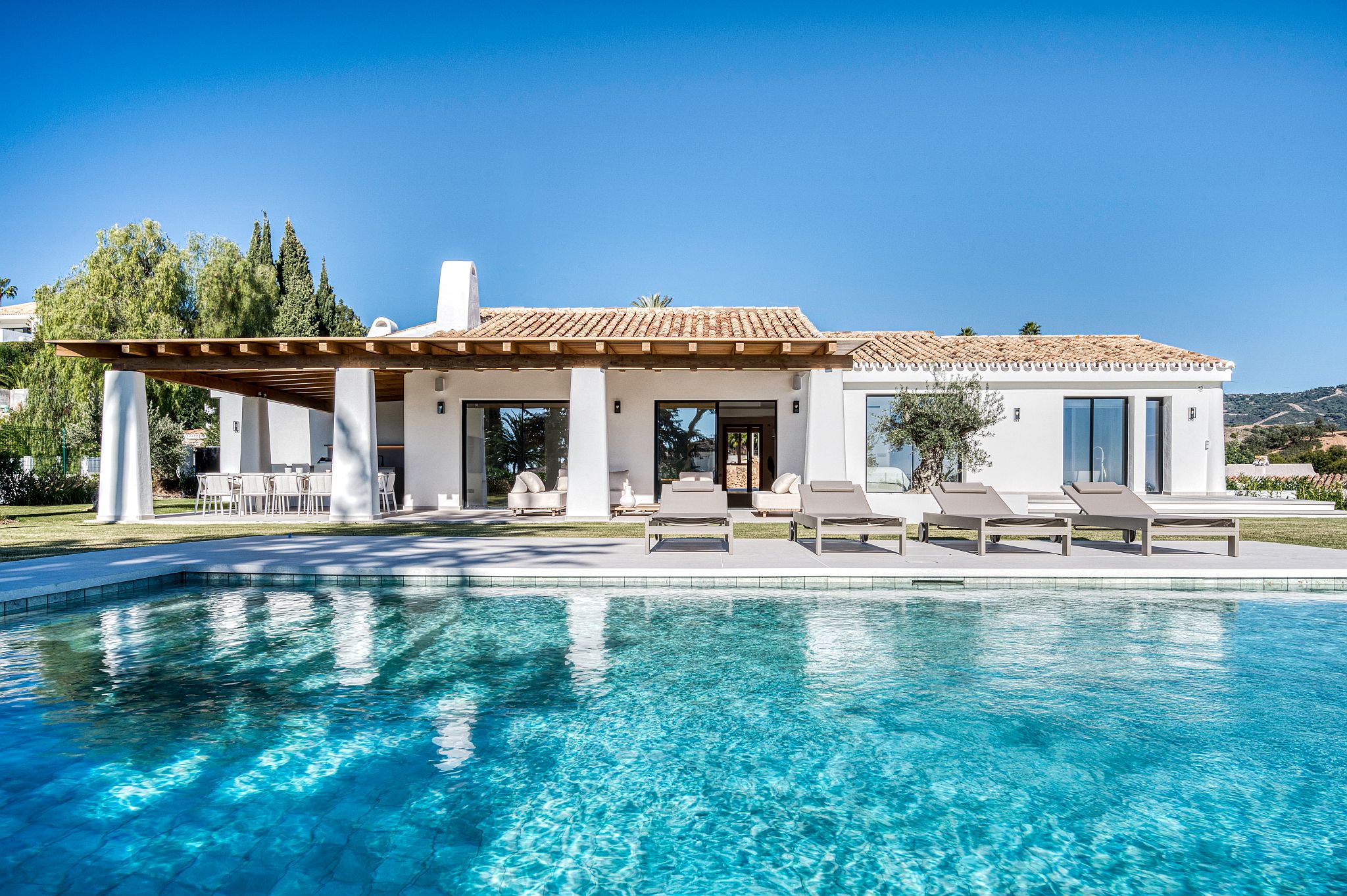 Moderne mediterrane Villa mit Panoramablick auf das Meer in El Rosario
