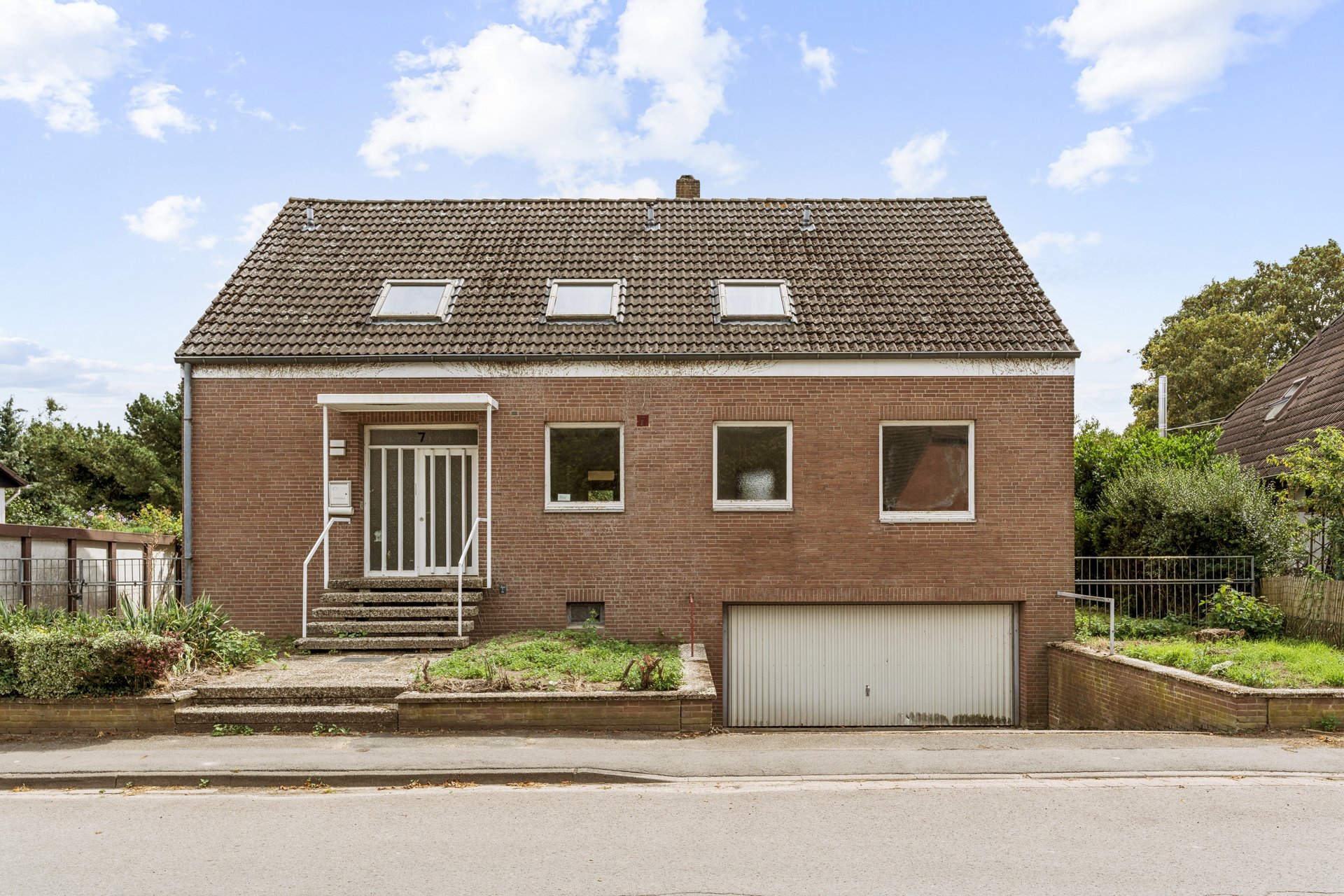 Ein- bis Zweifamilienhaus mit viel Platz und Entwicklungsmöglichkeiten
