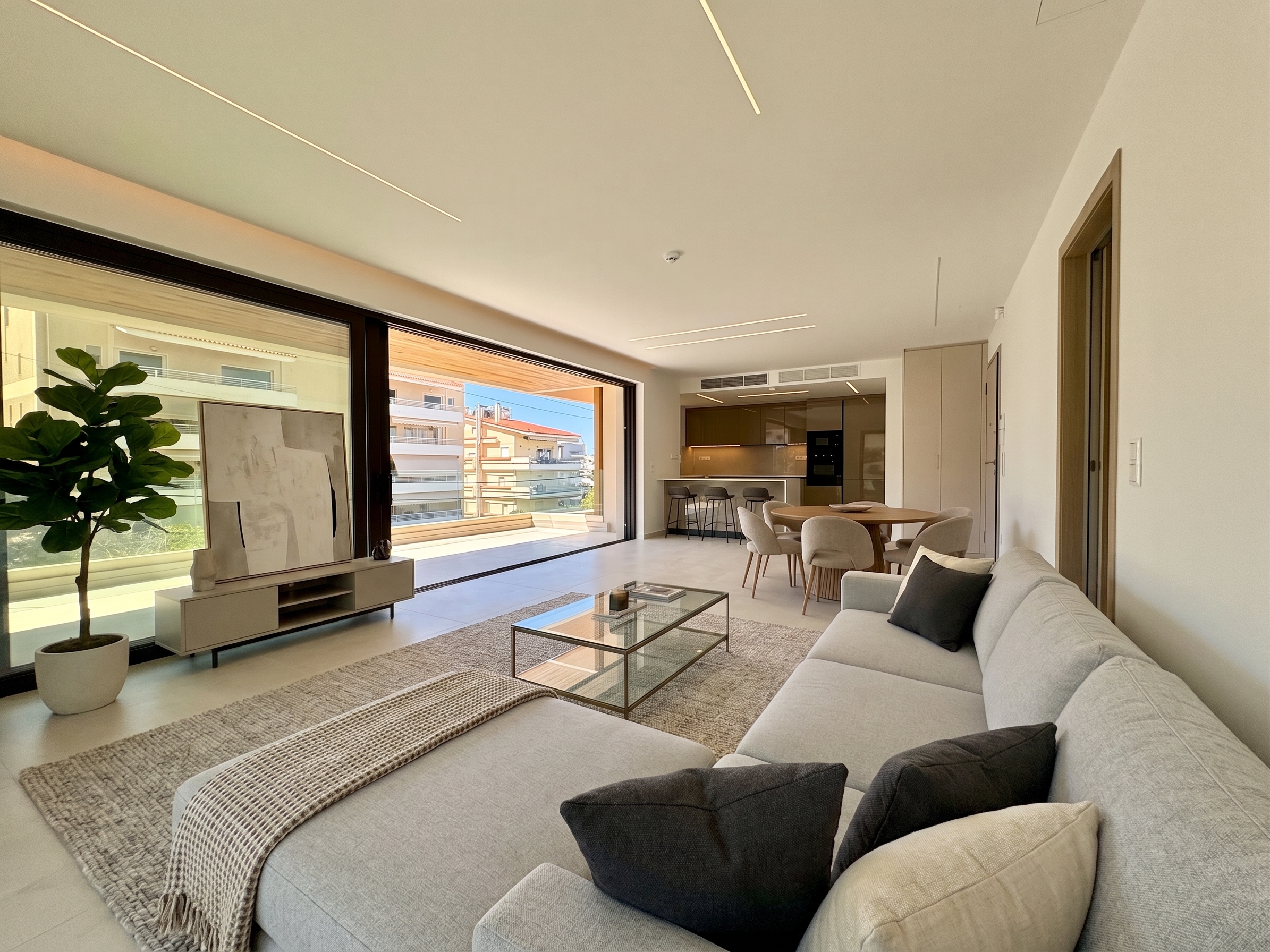 Turnkey 3-bed apartment with lift parking garage and views