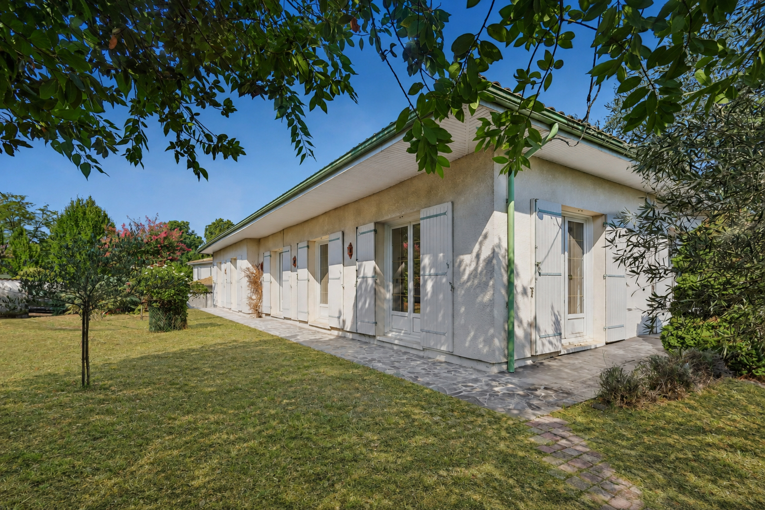 Léognan town center — Family home with pool on 1,830 m² of landscaped grounds