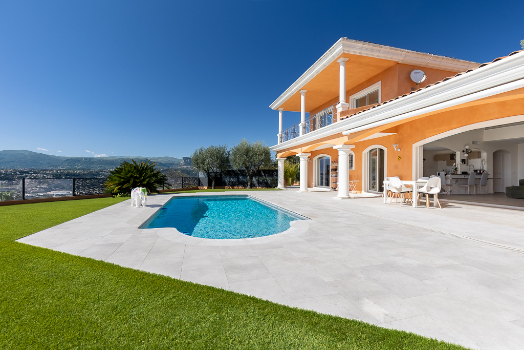Architect-designed villa with sea view, pool and refined amenities