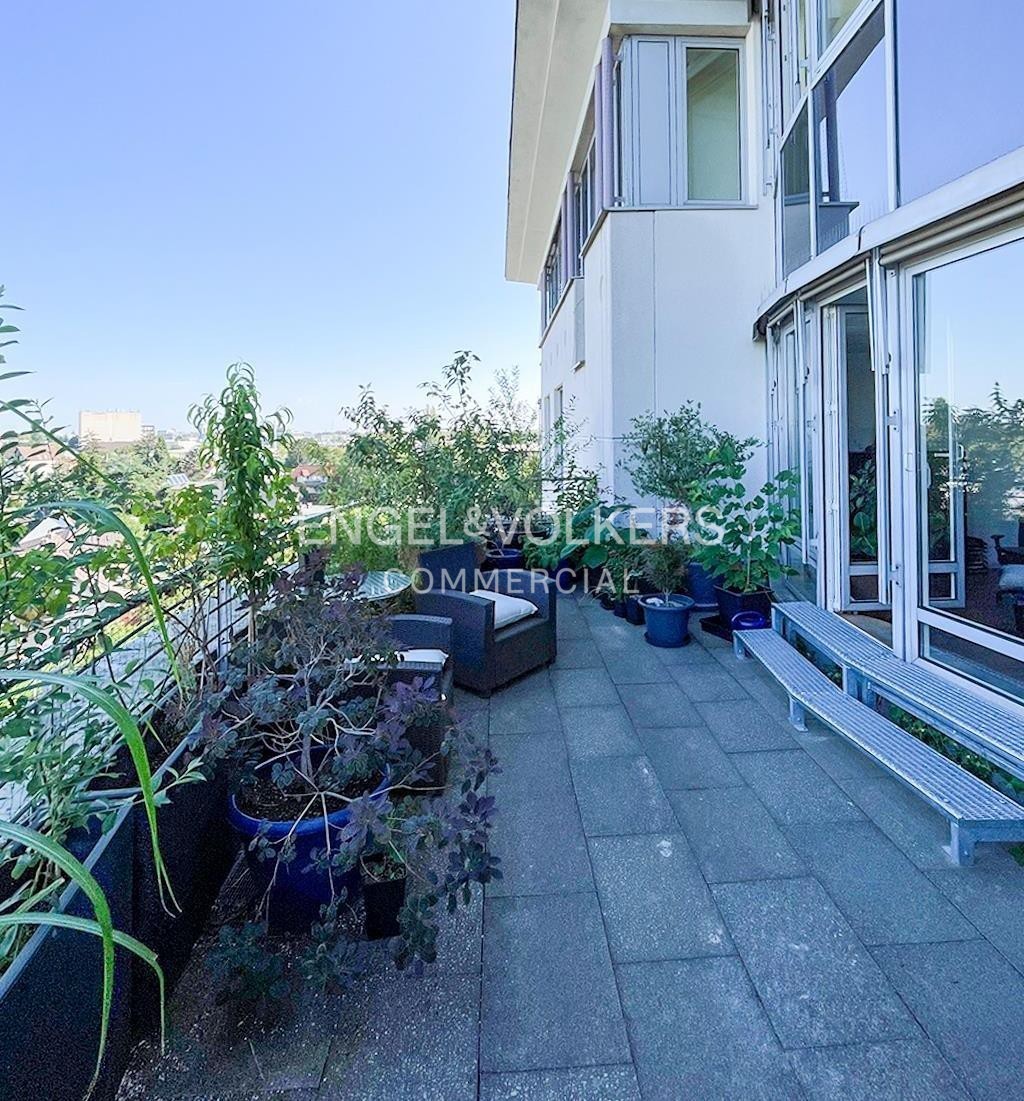 Modernes Büro mit Tiefgarage und Terrasse