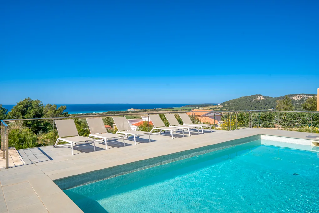 Ferienvermietung - Moderne Villa mit herrlichem Blick auf den Strand von Son Bou, Menorca