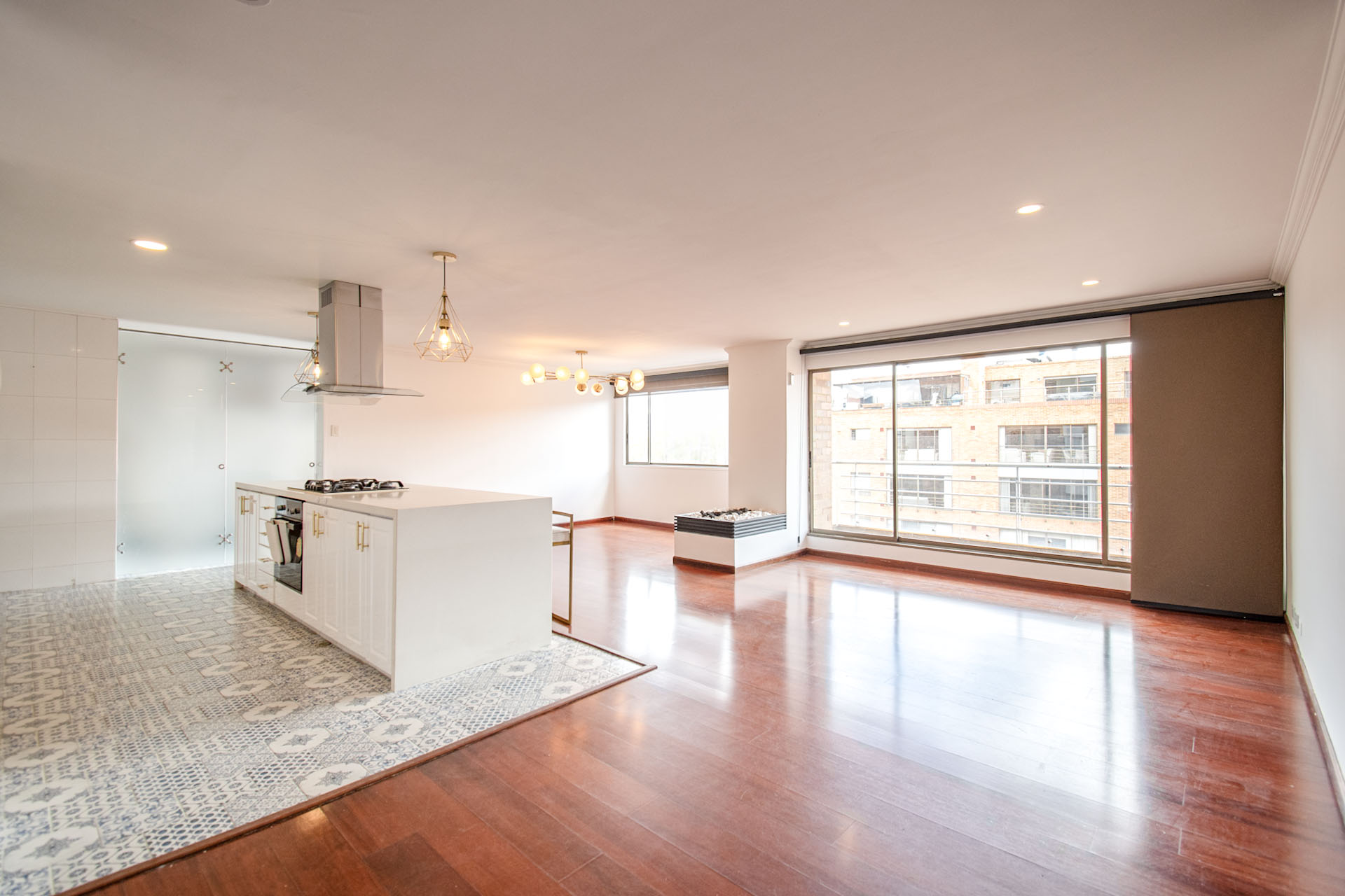 Moderno y amplio apartamento con balcón para venta en Mazurén