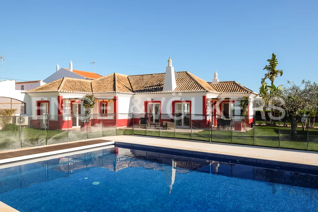 Modern detached V3 villa with 4 guesthouses in Luz de Tavira