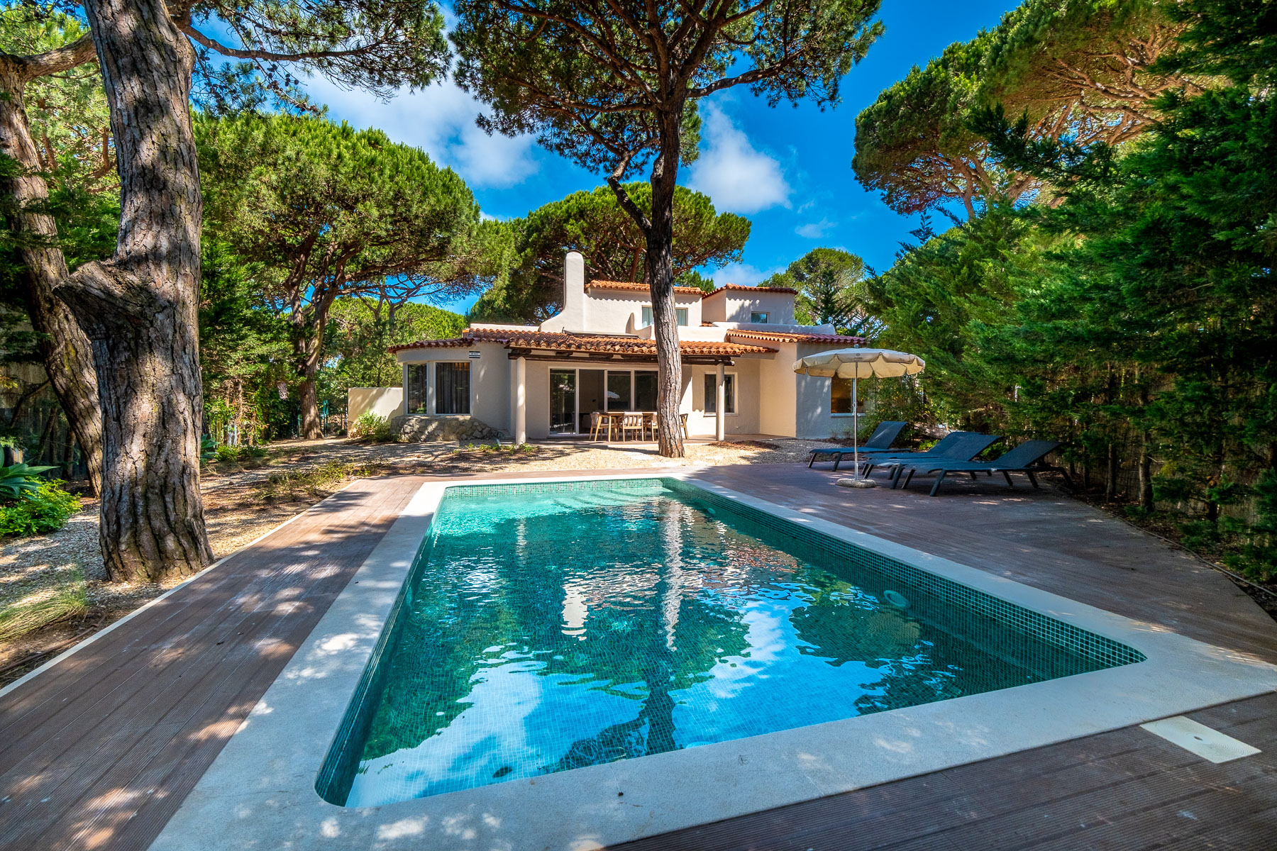 Moradia Isolada T2+1 com Piscina Privada na Quinta da Marinha Sul, Cascais