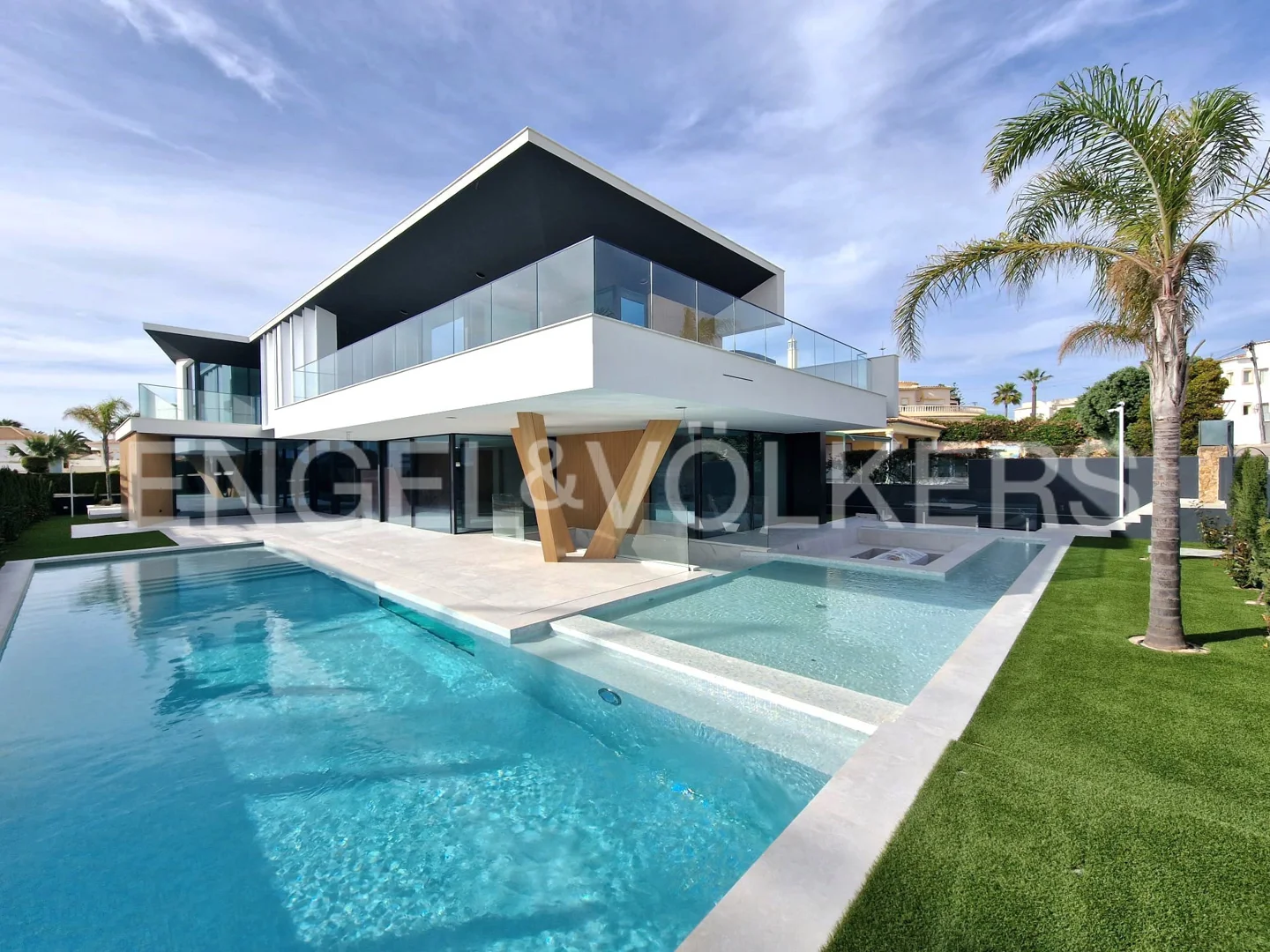 Luxurious Contemporary Villa - 300m from Beach