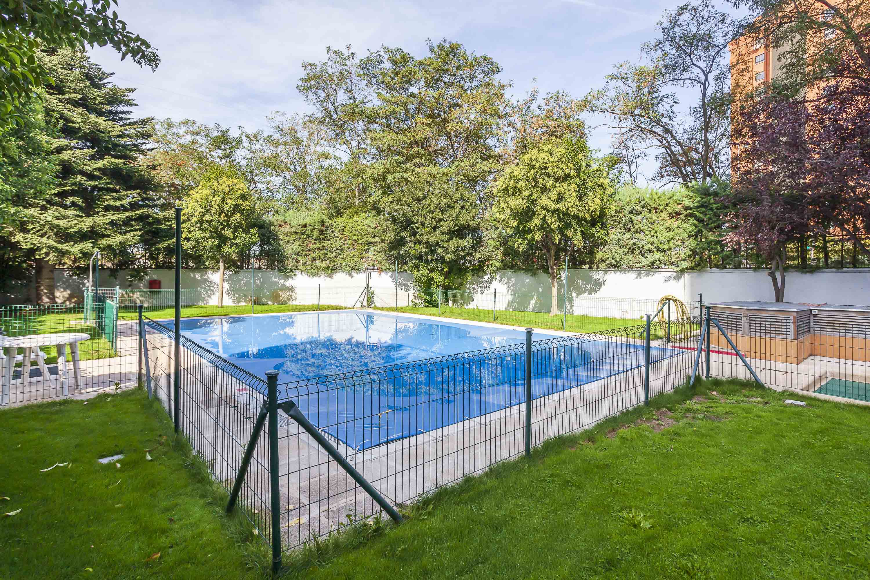 Bright renovated apartment near Plaza Castilla with a swimming pool
