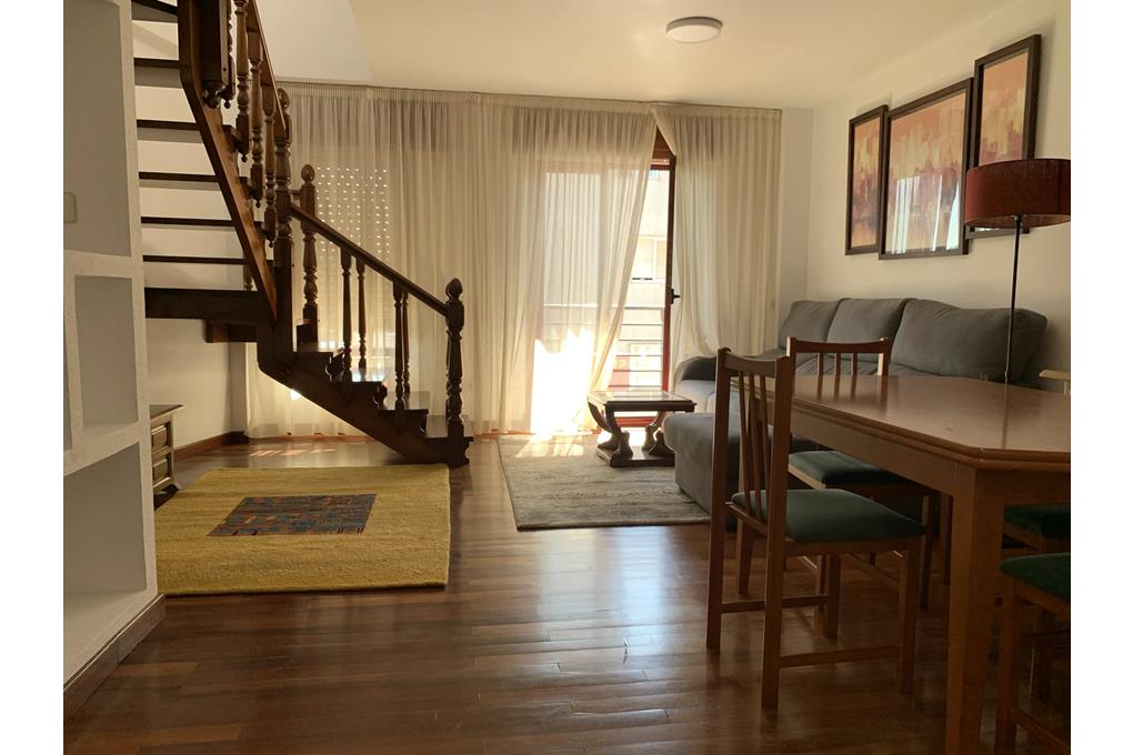 E&V vende piso dúplex recién renovado de 4 habitaciones y garaje en San Lázaro, Santiago