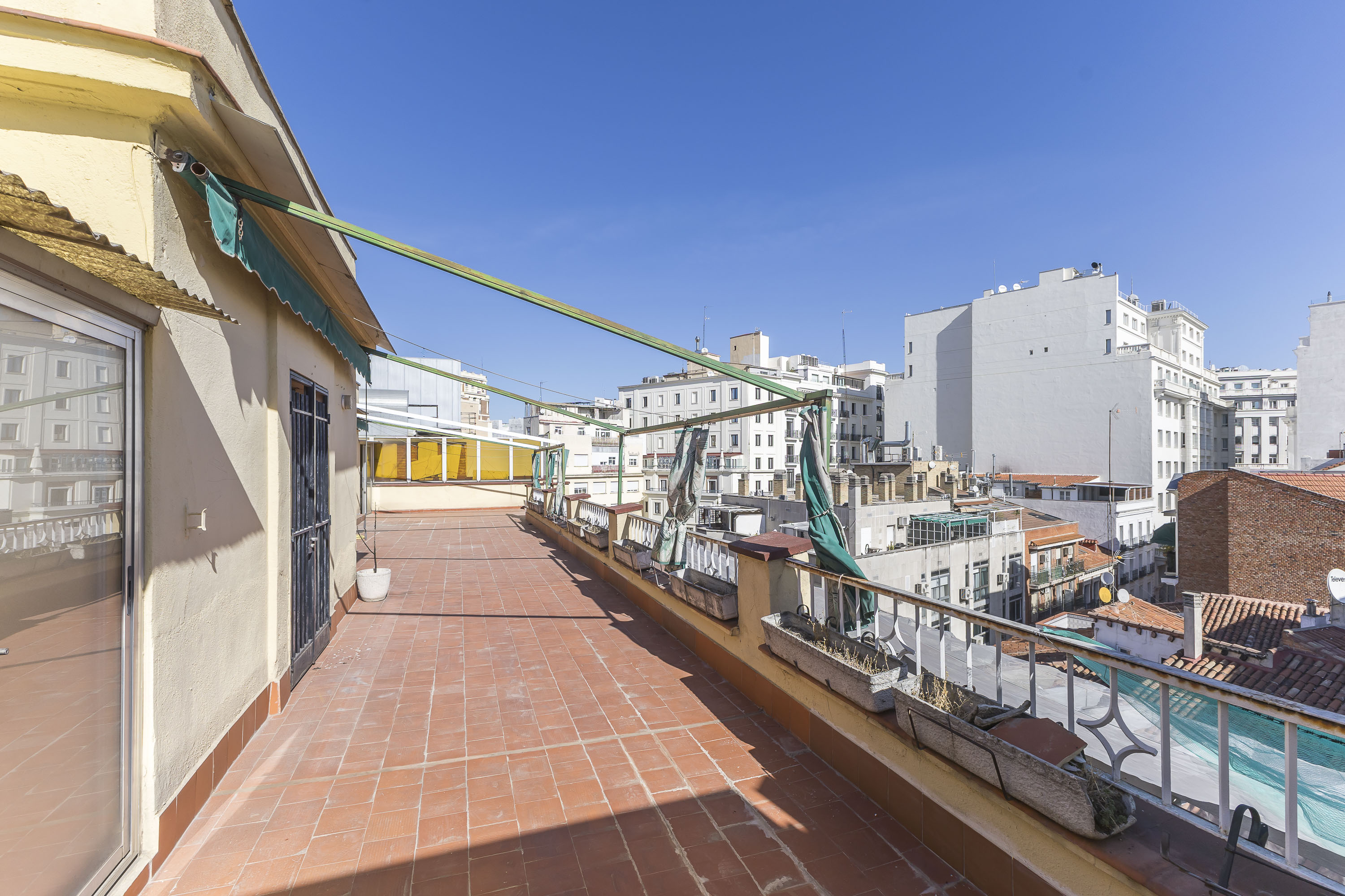Elegant 3-Bedroom Madrid Centro Residence with Expansive 116 sqm Terrace, Lift Access and Unrivalled Walkability