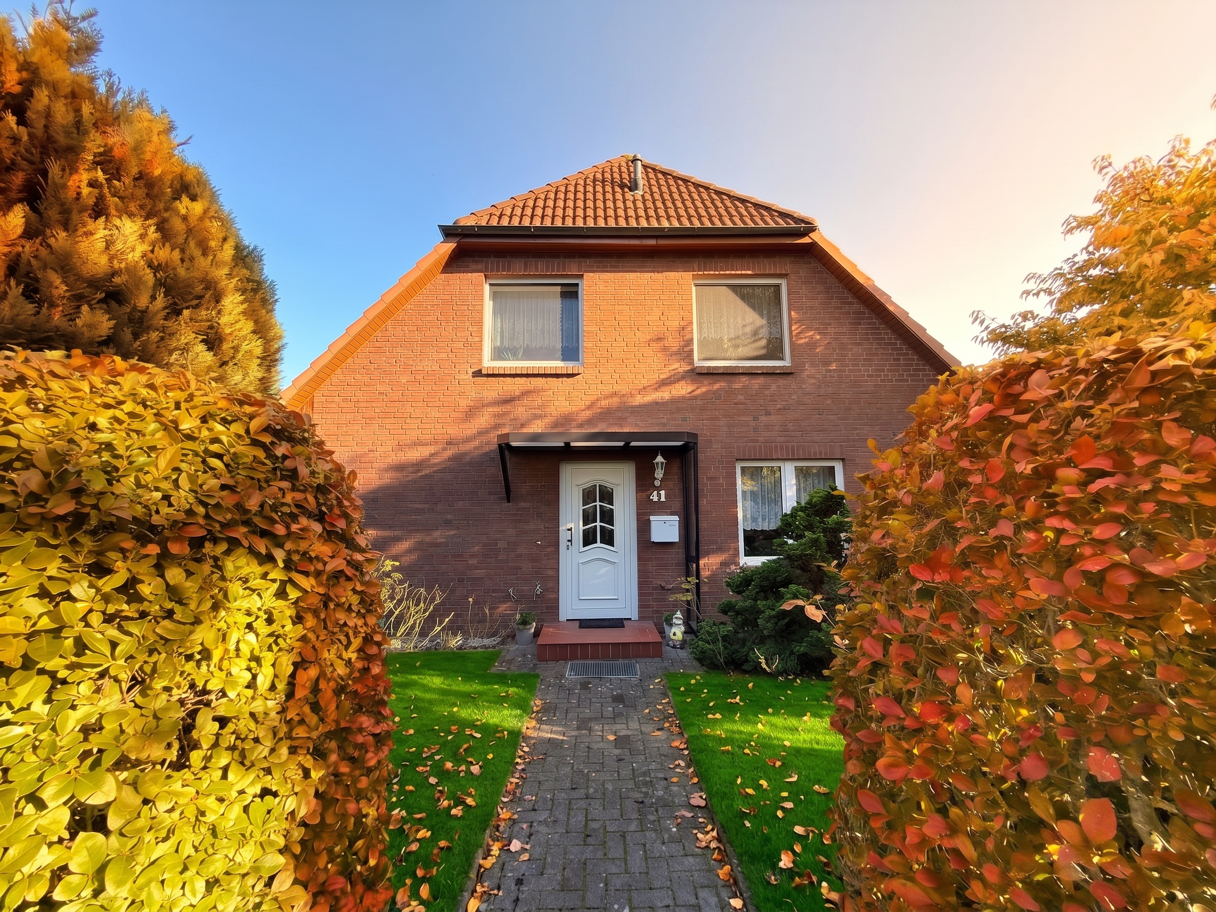 Familiendomizil in Elmenhorst/Lichtenhagen - großzügig, mit Garten, Terrasse und Doppelgarage – nur 15 Minuten von der Ostsee entfernt [AI-modified]