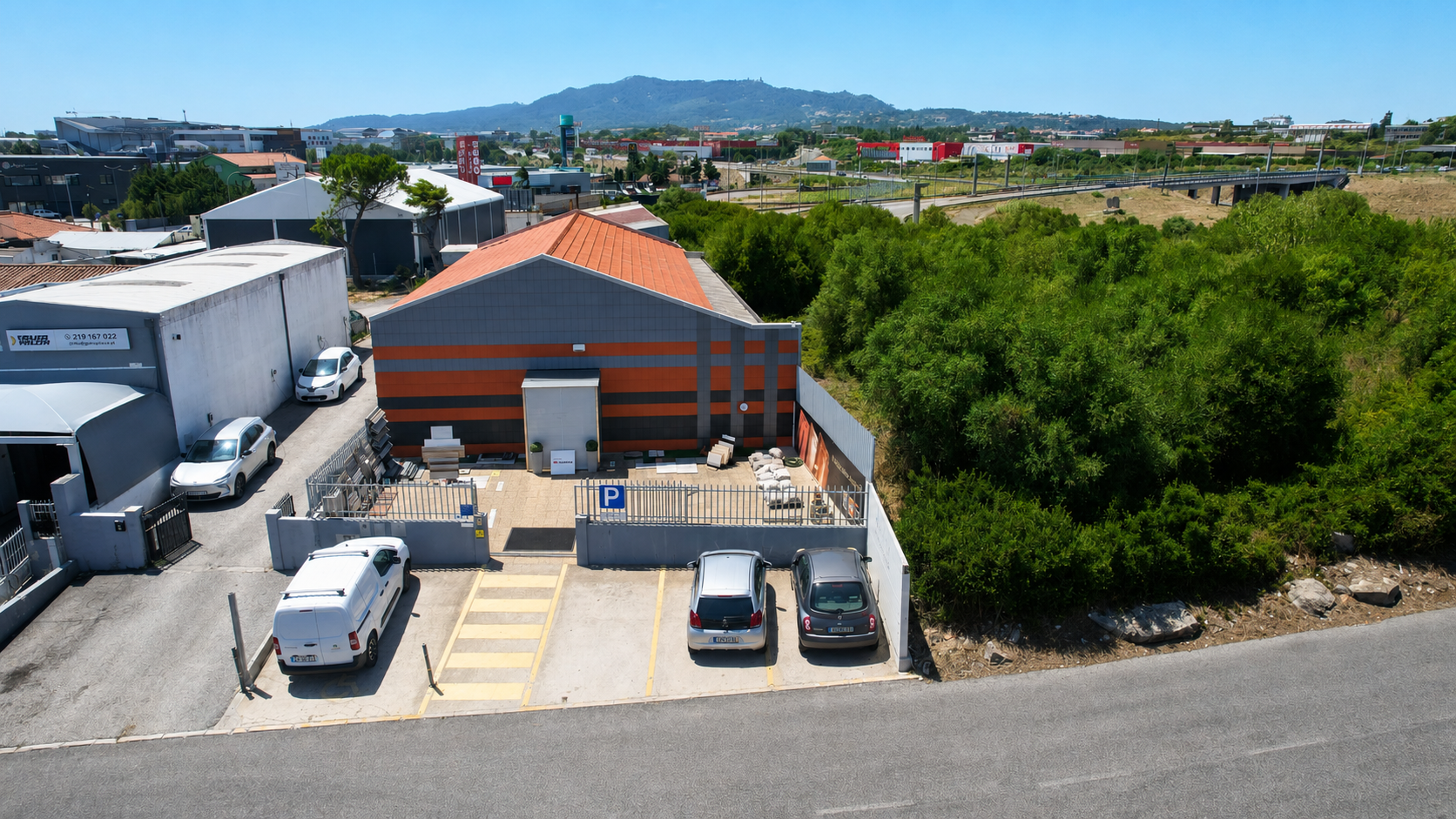Strategically Located Warehouse in Alto do Forte, Rio de Mouro