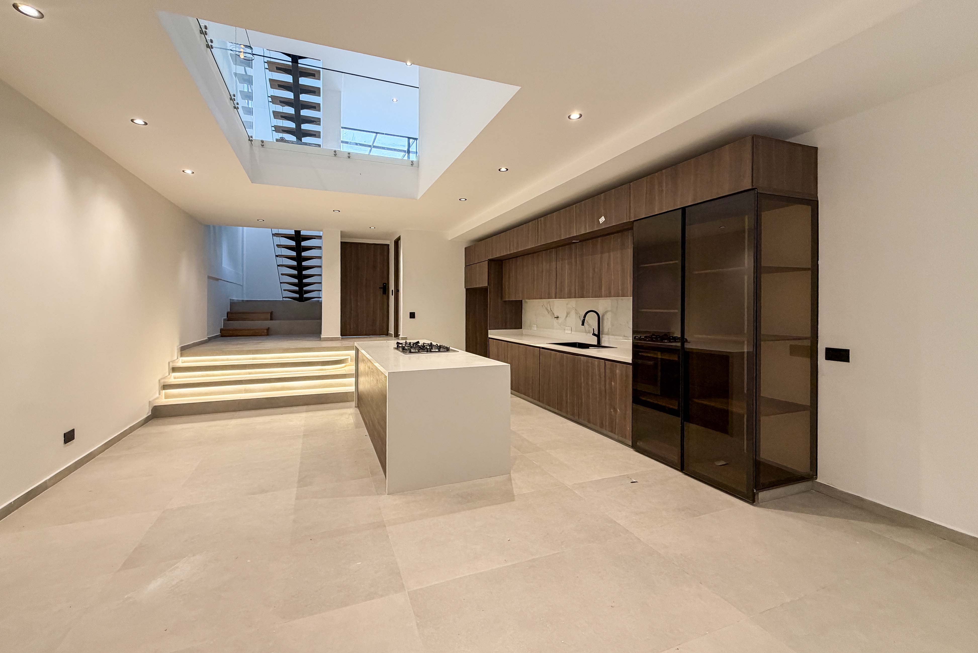 Casa con balcones para arriendo en El Tesoro, El Poblado