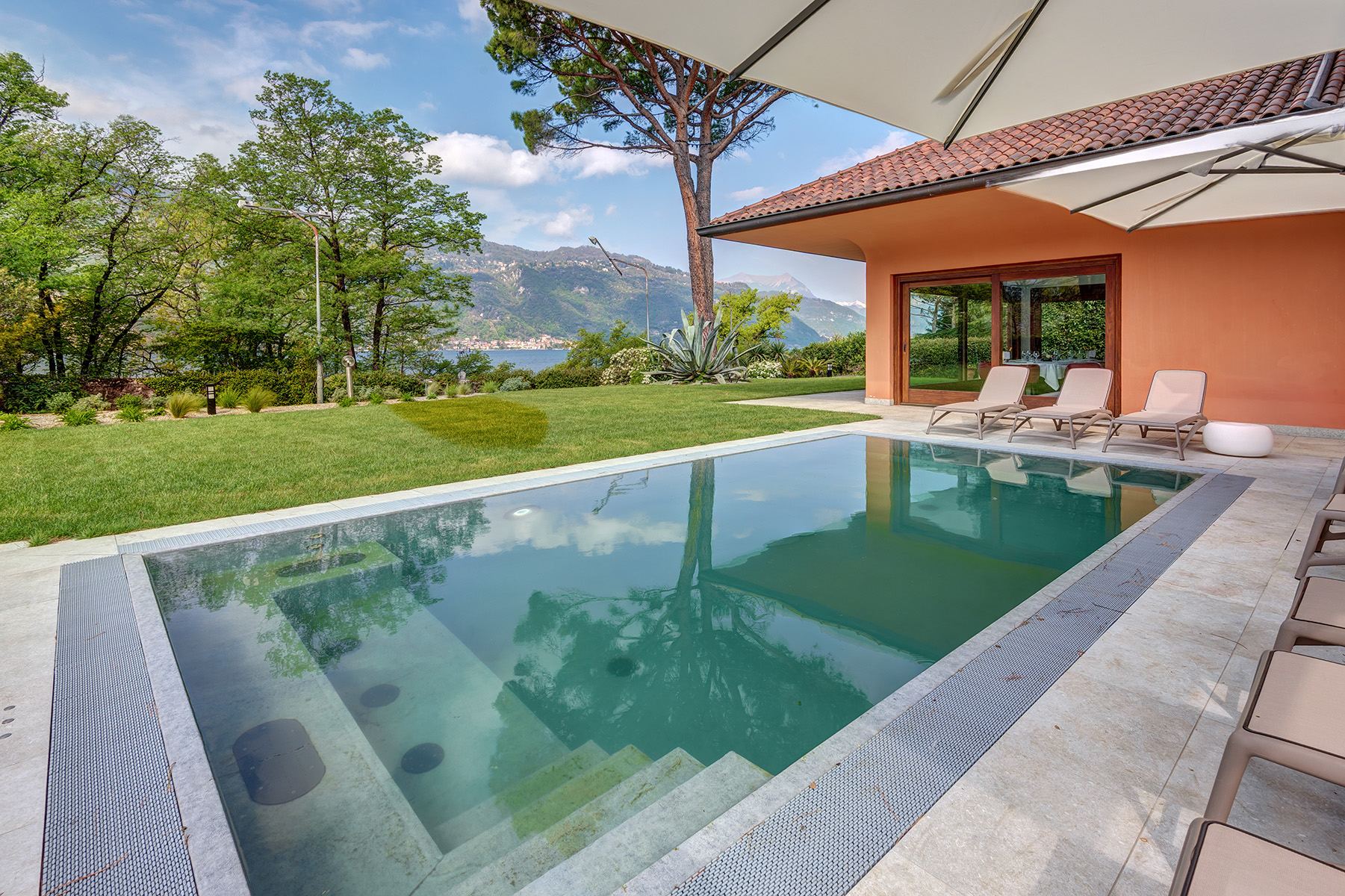Charmante, freistehende Villa am Seeufer mit Swimmingpool