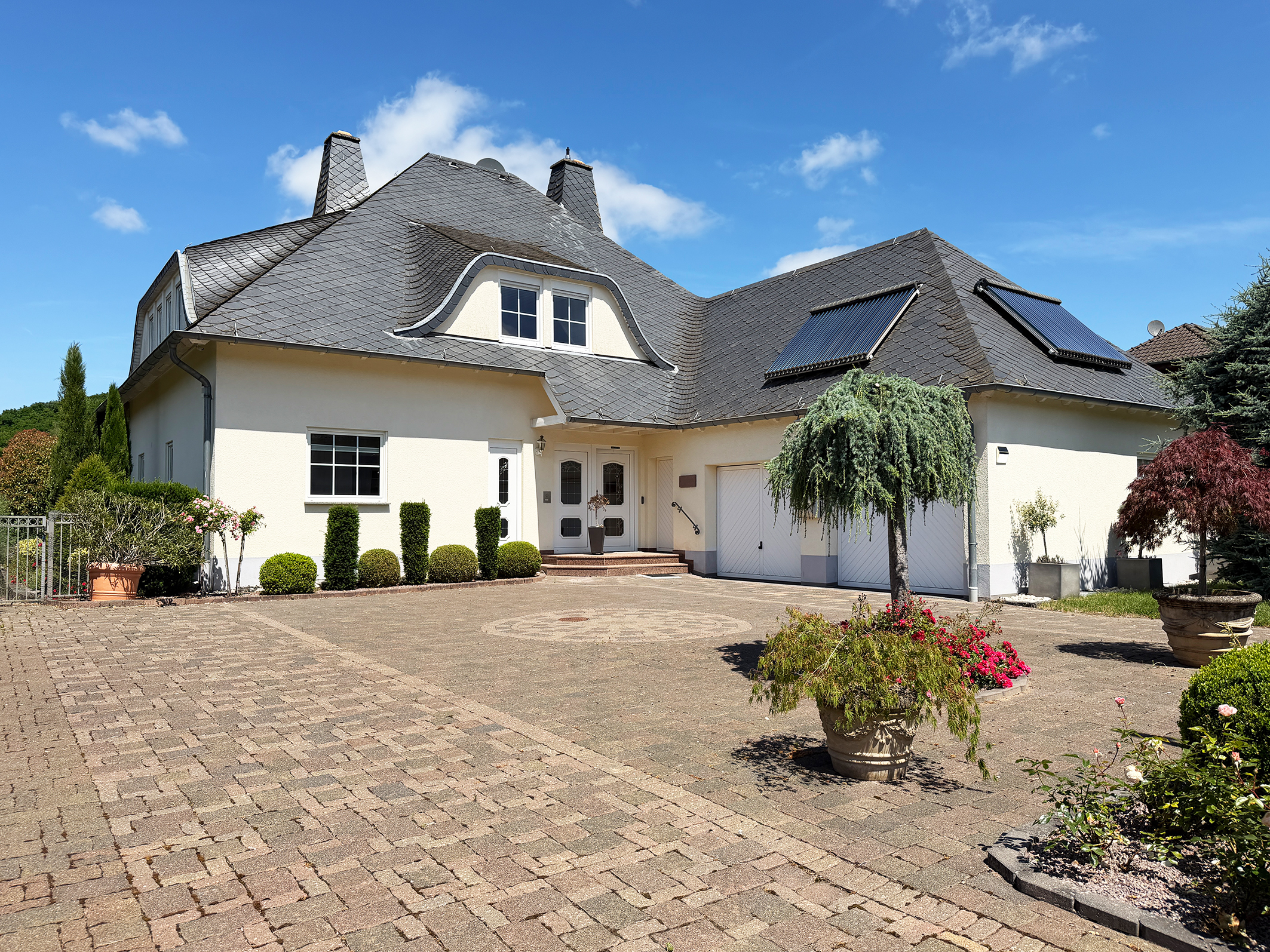 Exklusive Villa mit stilvoller Gartenanlage