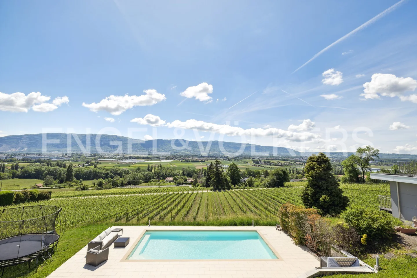 Rare Individual Villa with swimming pool facing the vineyards