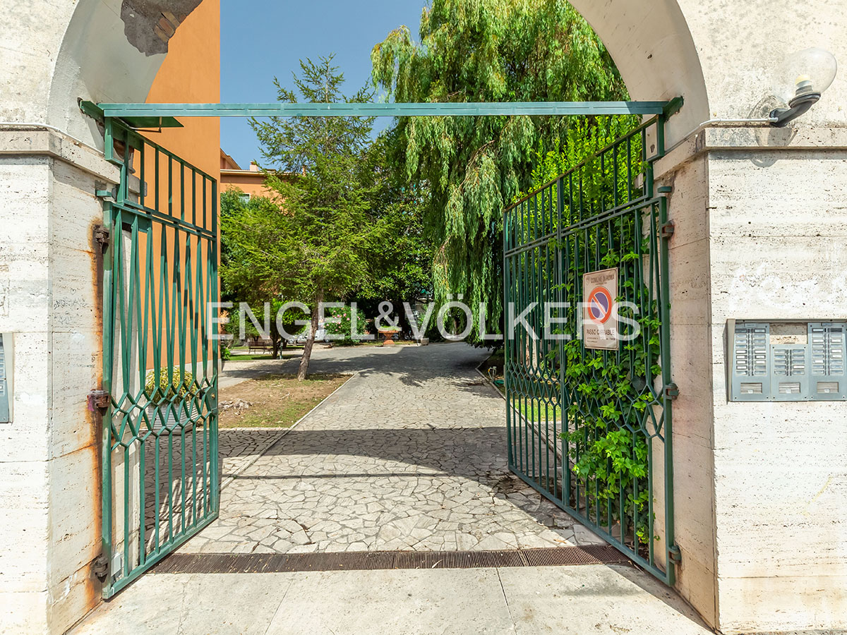 Garbatella, three-room flat in a characteristic historic complex