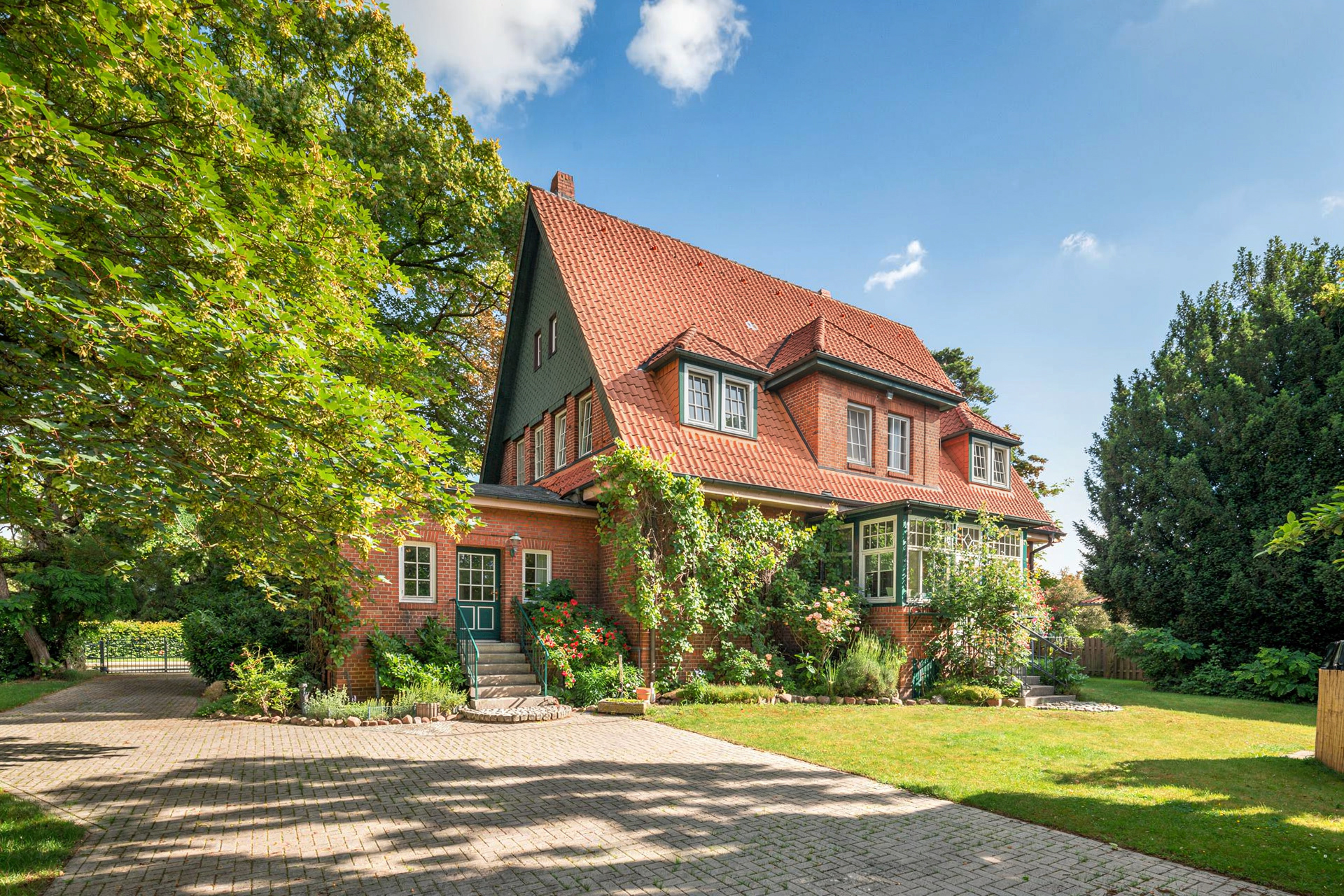 Zeitlose Eleganz – Denkmalgeschütztes Wohnhaus von 1914 mit historischem Charme und parkähnlichem Garten