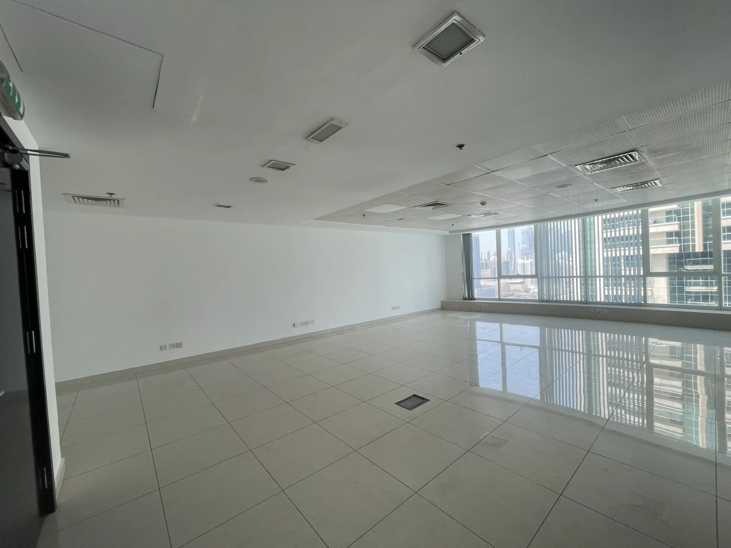 Bright | Vacant | Close to Metro | Open Space