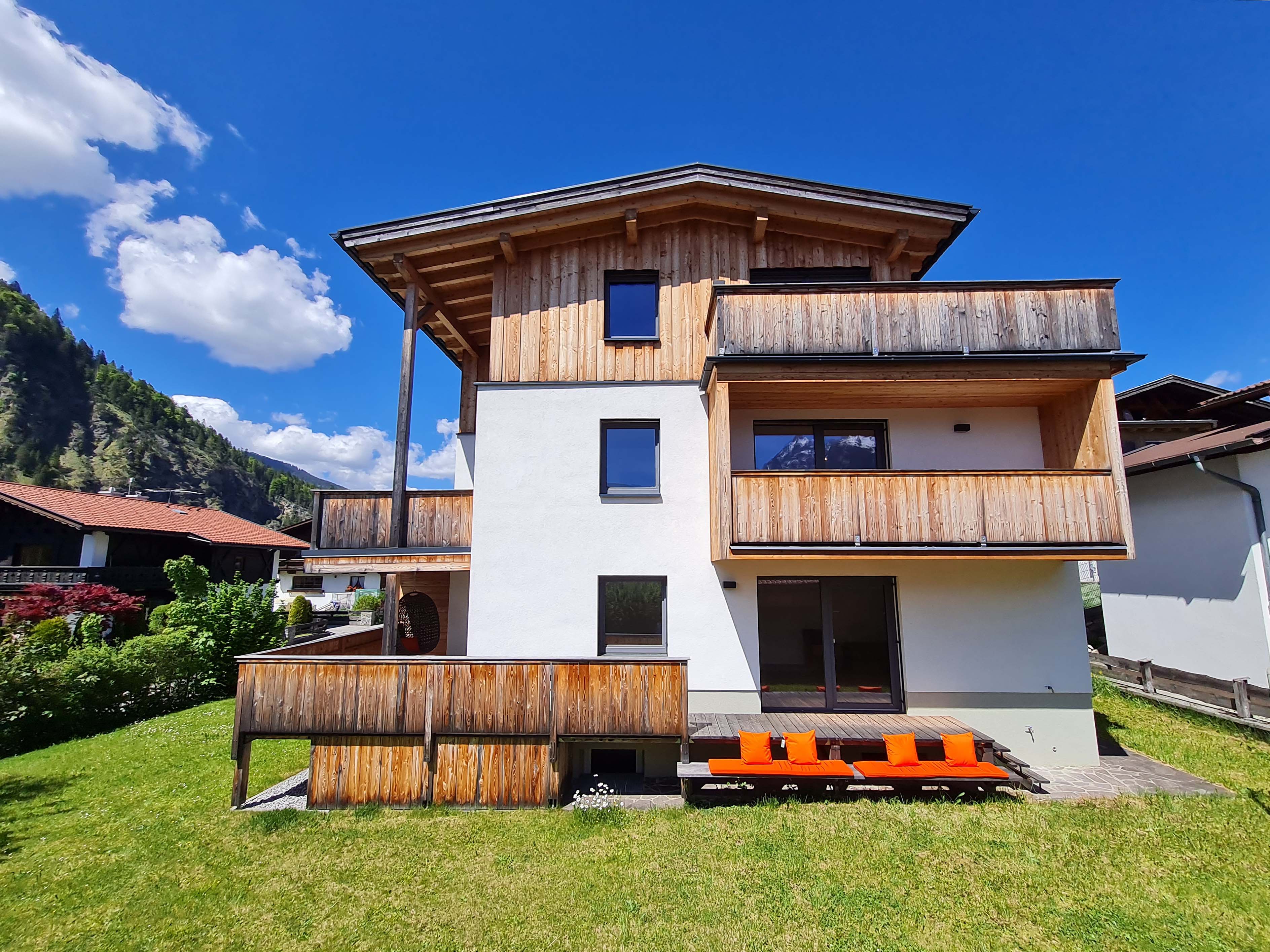 First occupancy after complete renovation: Sunny house with garden & fantastic view of the Zugspitze