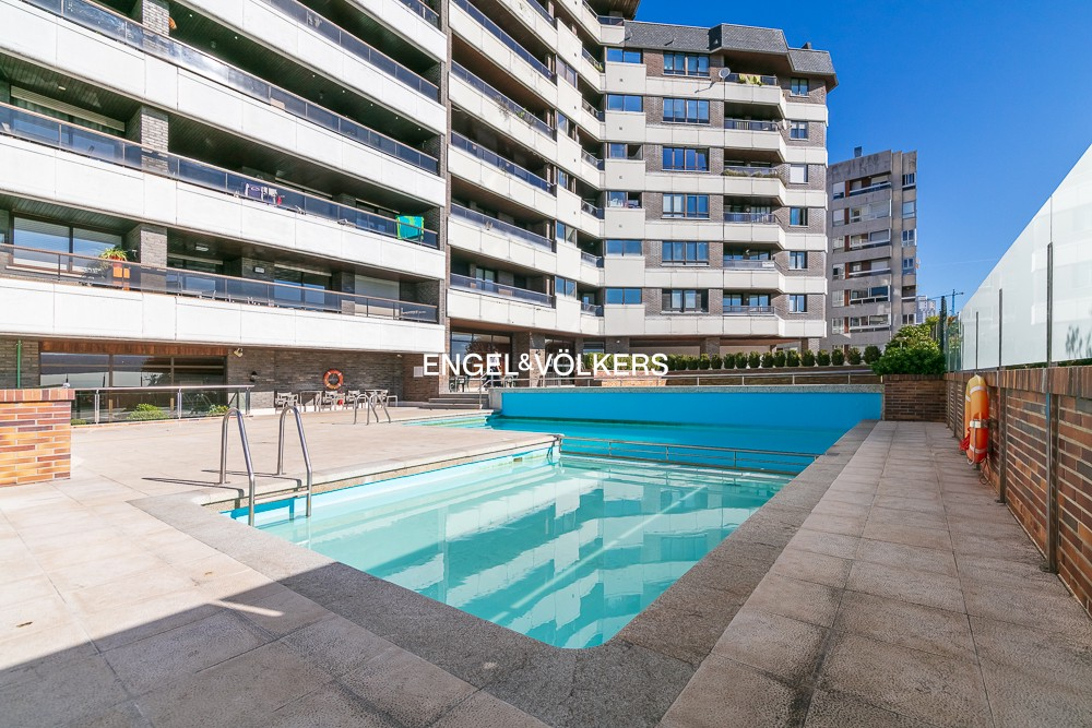 Piso luminoso de 2 dormitorios con balcón, piscina y zonas comunes en El Castañal