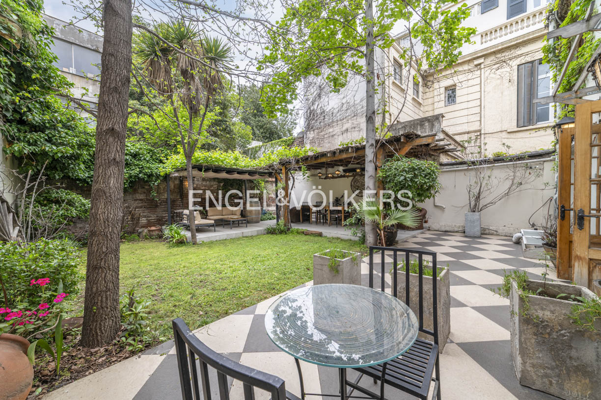 Gran casona en Providencia 5D en suite y jardín