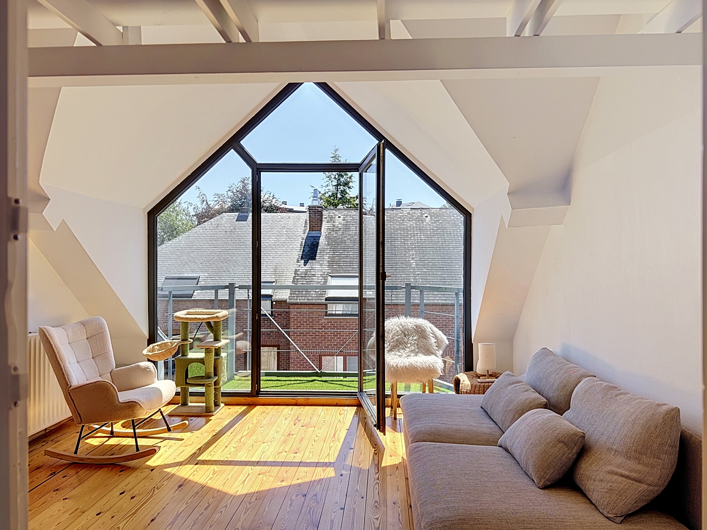 Renovated character home, loft-style, elegant and bright, a short walk from Stockel.
