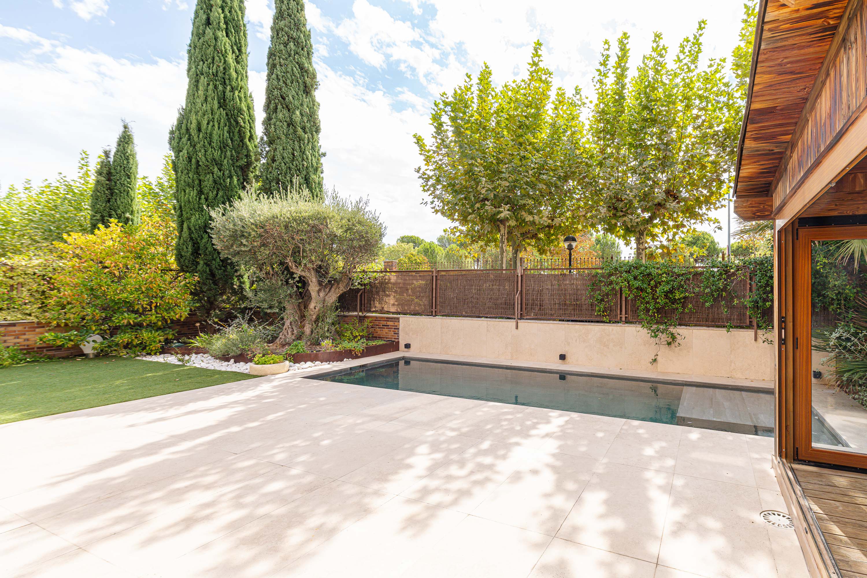 Exclusive ground-floor unit with a private pool in its spacious garden