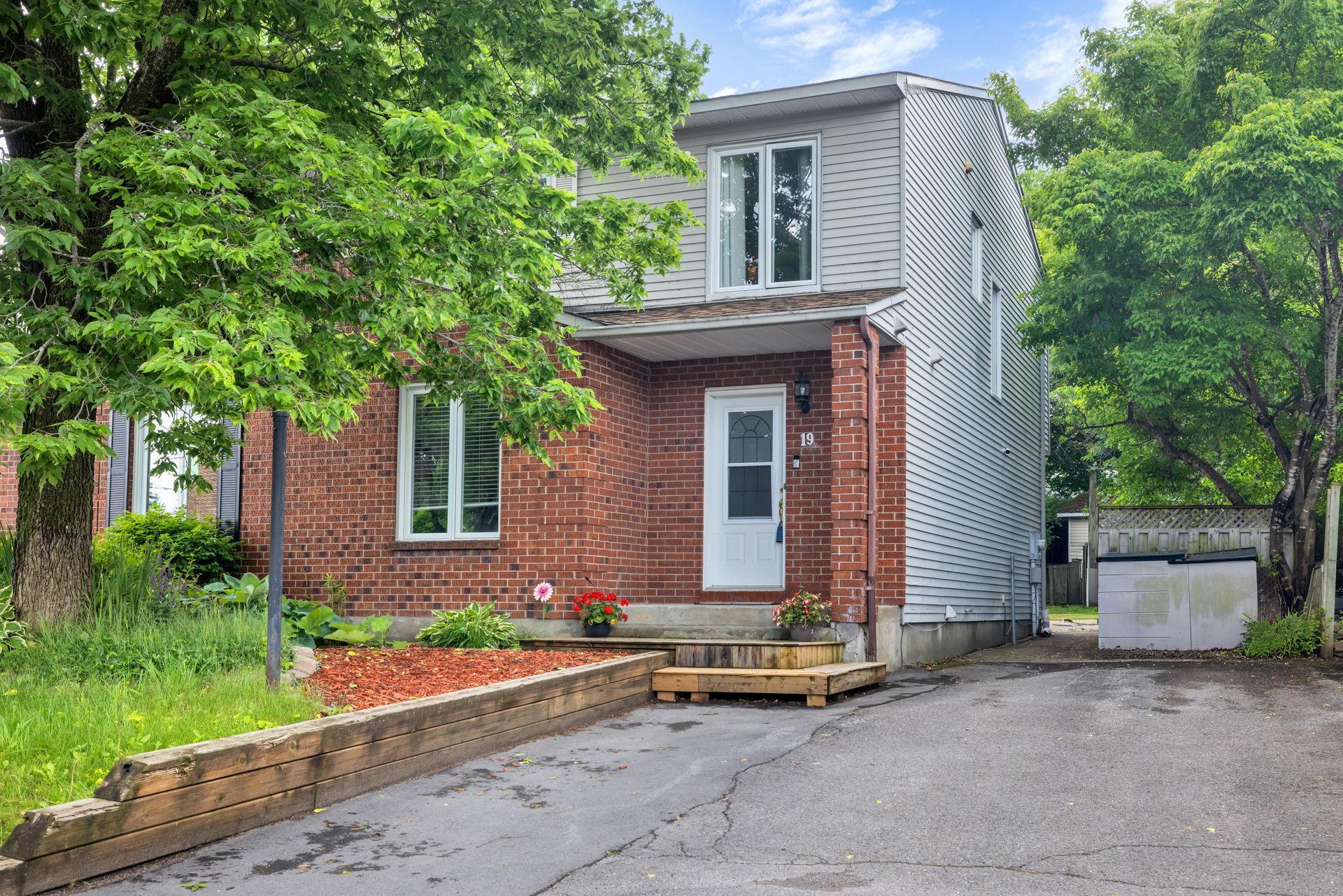 A rare gem in a sought-after Gatineau neighborhood!