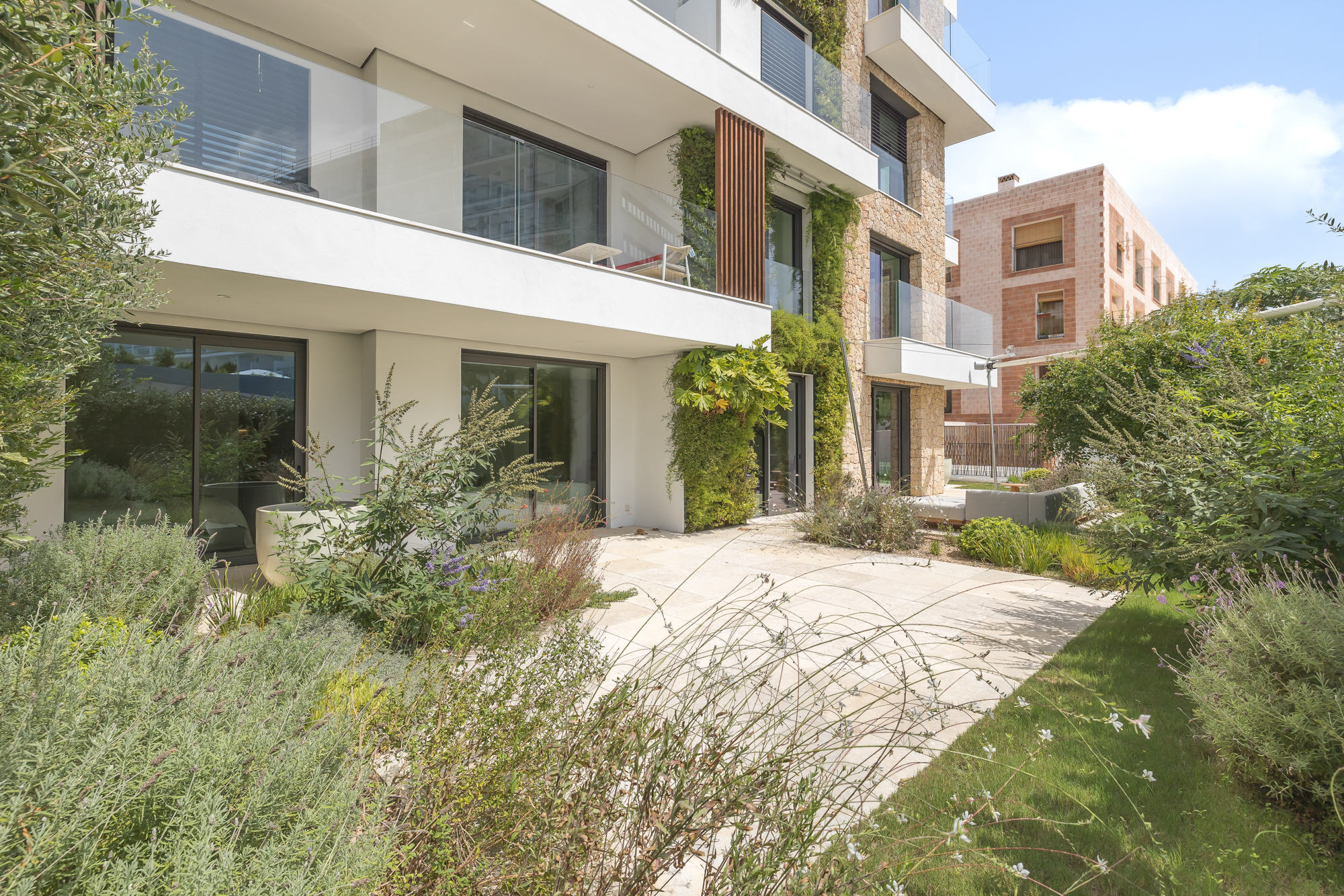Brand-new ground-floor duplex with private garden and elegant split-level design