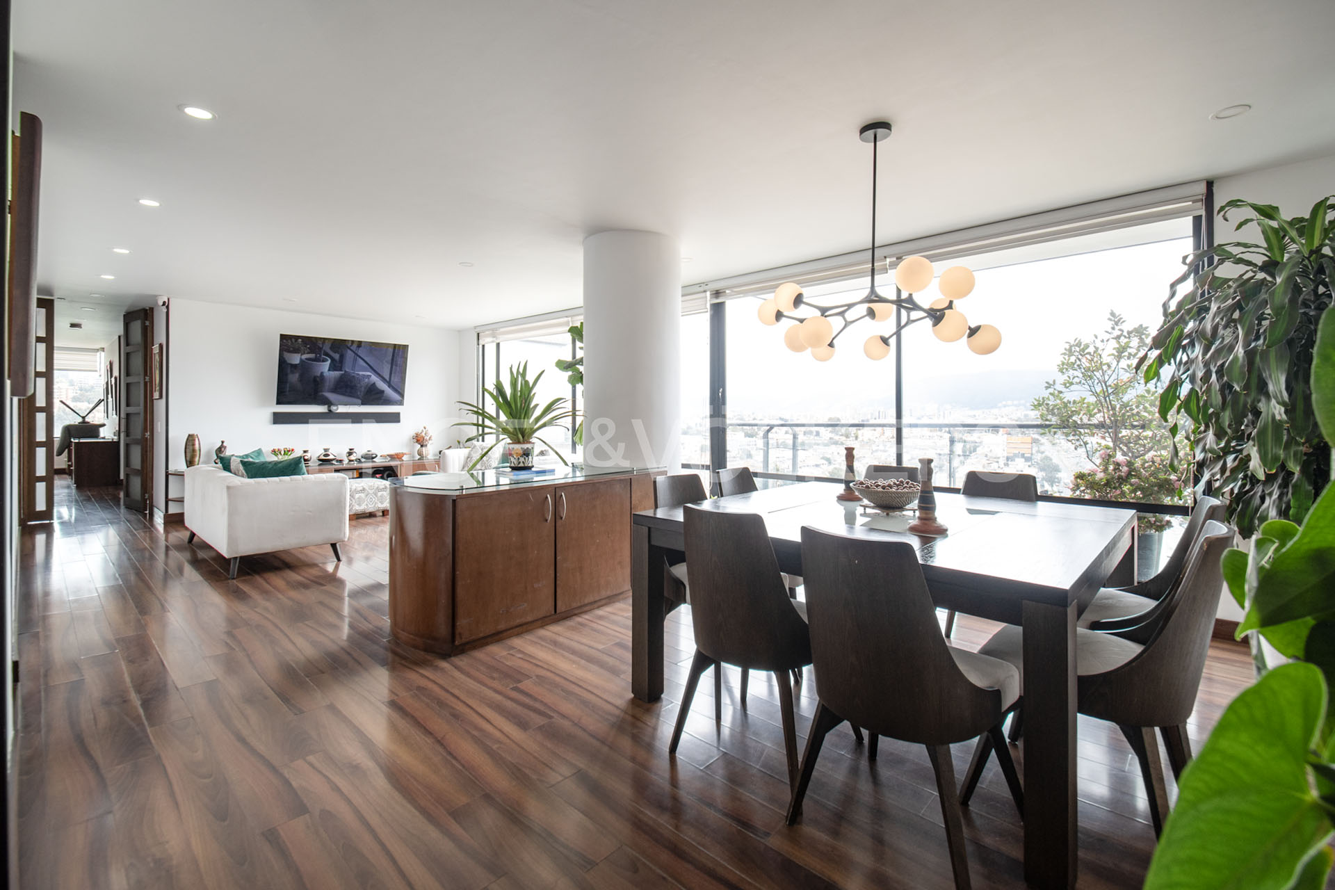 Apartamento amoblado con balcón para arriendo en Los Lagartos