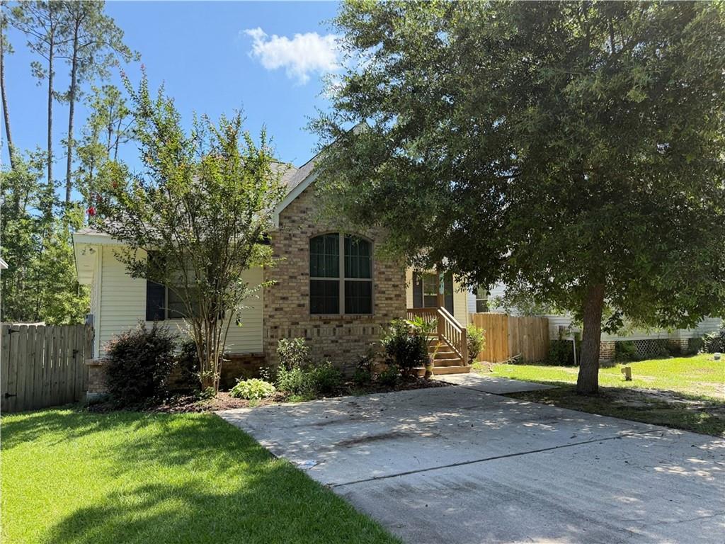 Welcome Home to This Charming Lacombe Beauty!