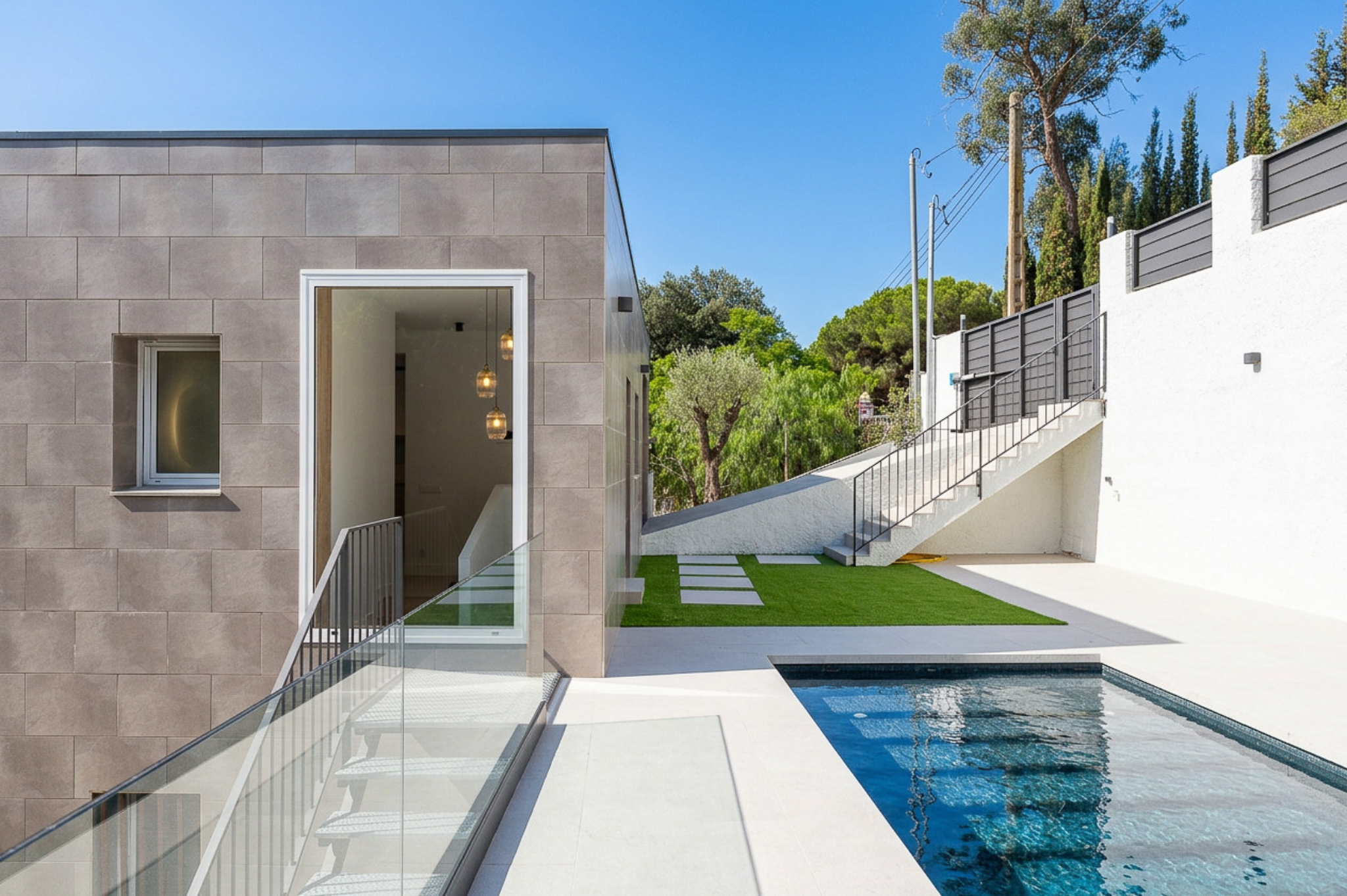 Brandneues Designerhaus mit Pool und Meerblick