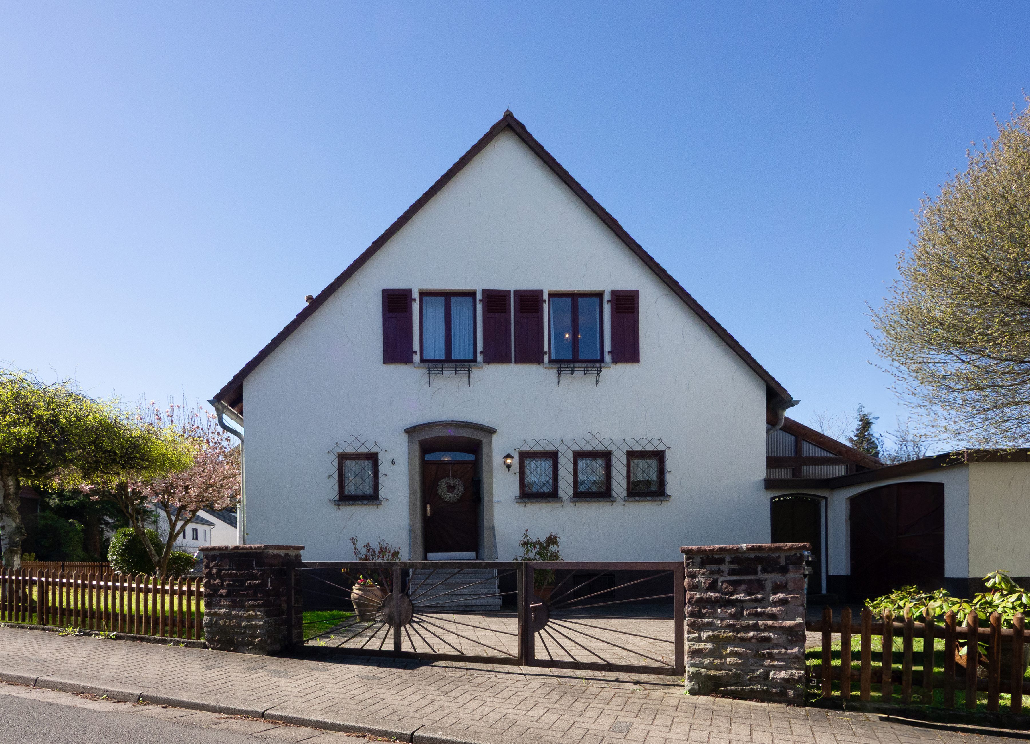 Freistehendes Einfamilienhaus mit parkähnlichem Garten in St. Ingbert!