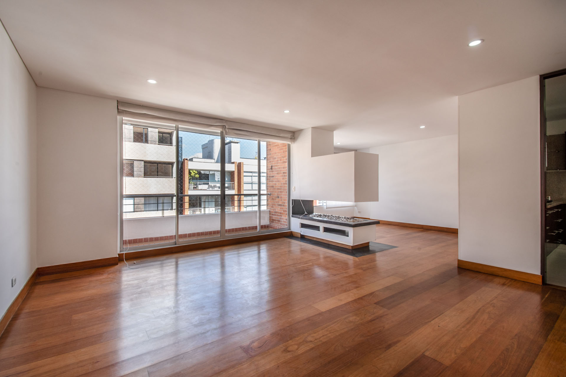 Apartamento con balcón para arriendo en Chicó Reservado