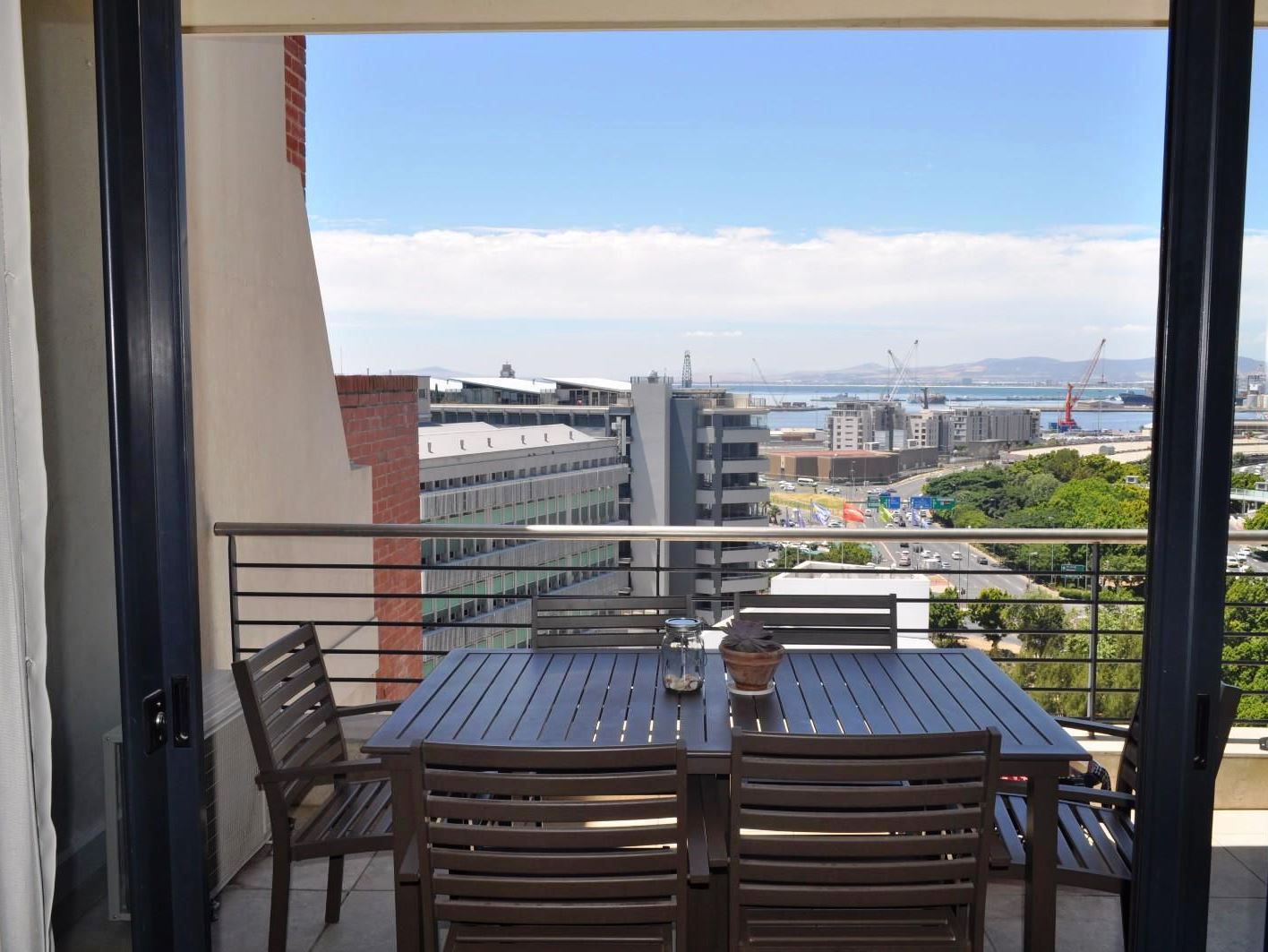Light & airy 2 bed with views & balcony