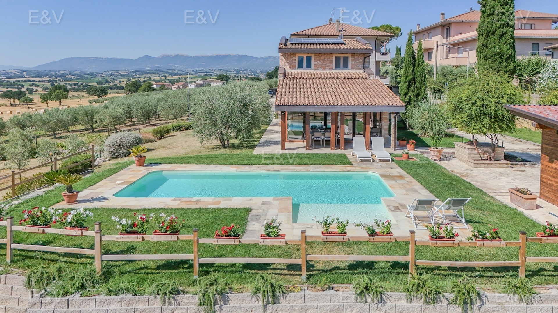 Elegant villa with a panoramic pool in the hills of Montefalco