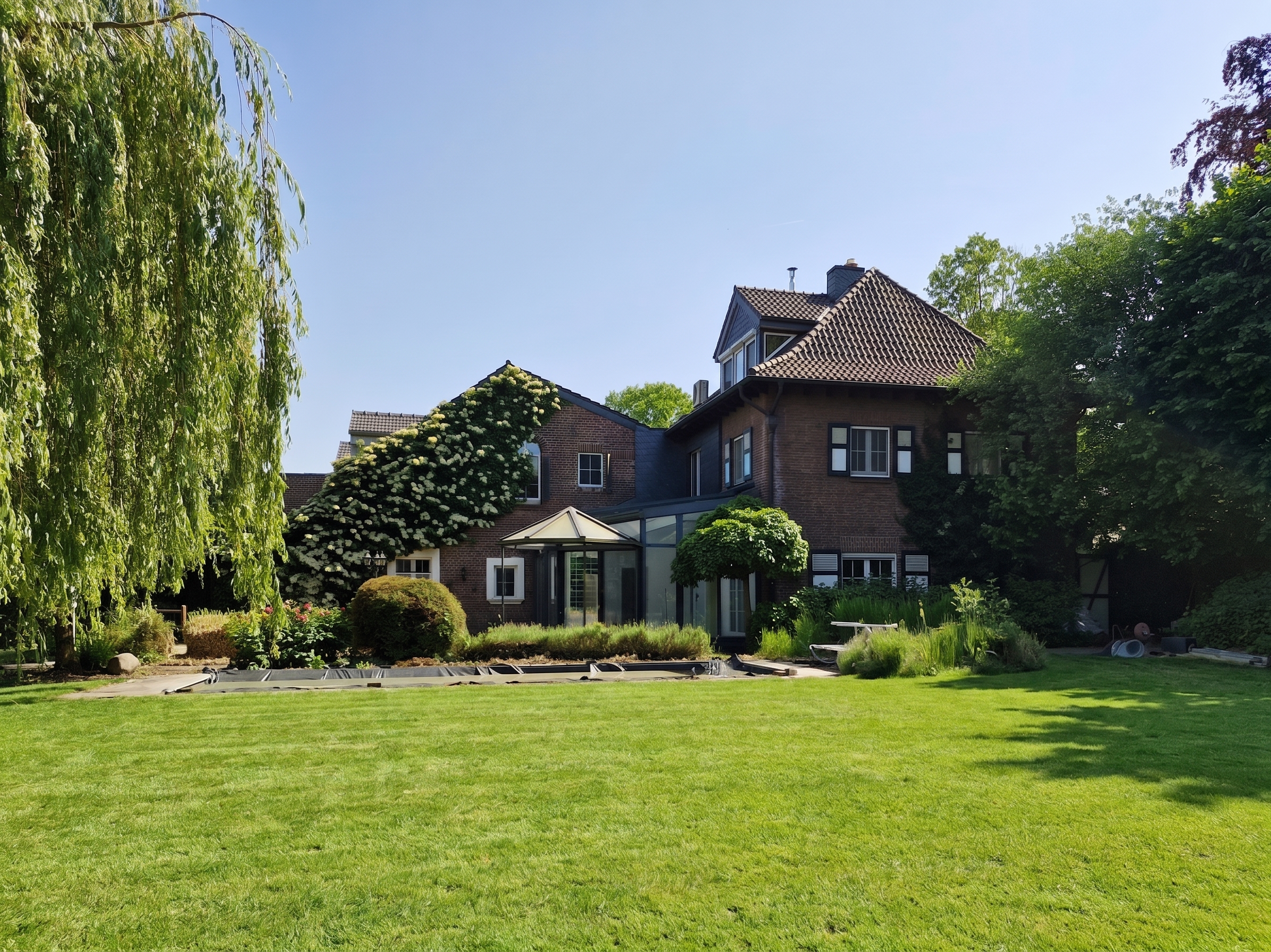 Herrenhaus mit parkähnlichem Grundstück, Wintergarten, Pool und eigenem Refugium