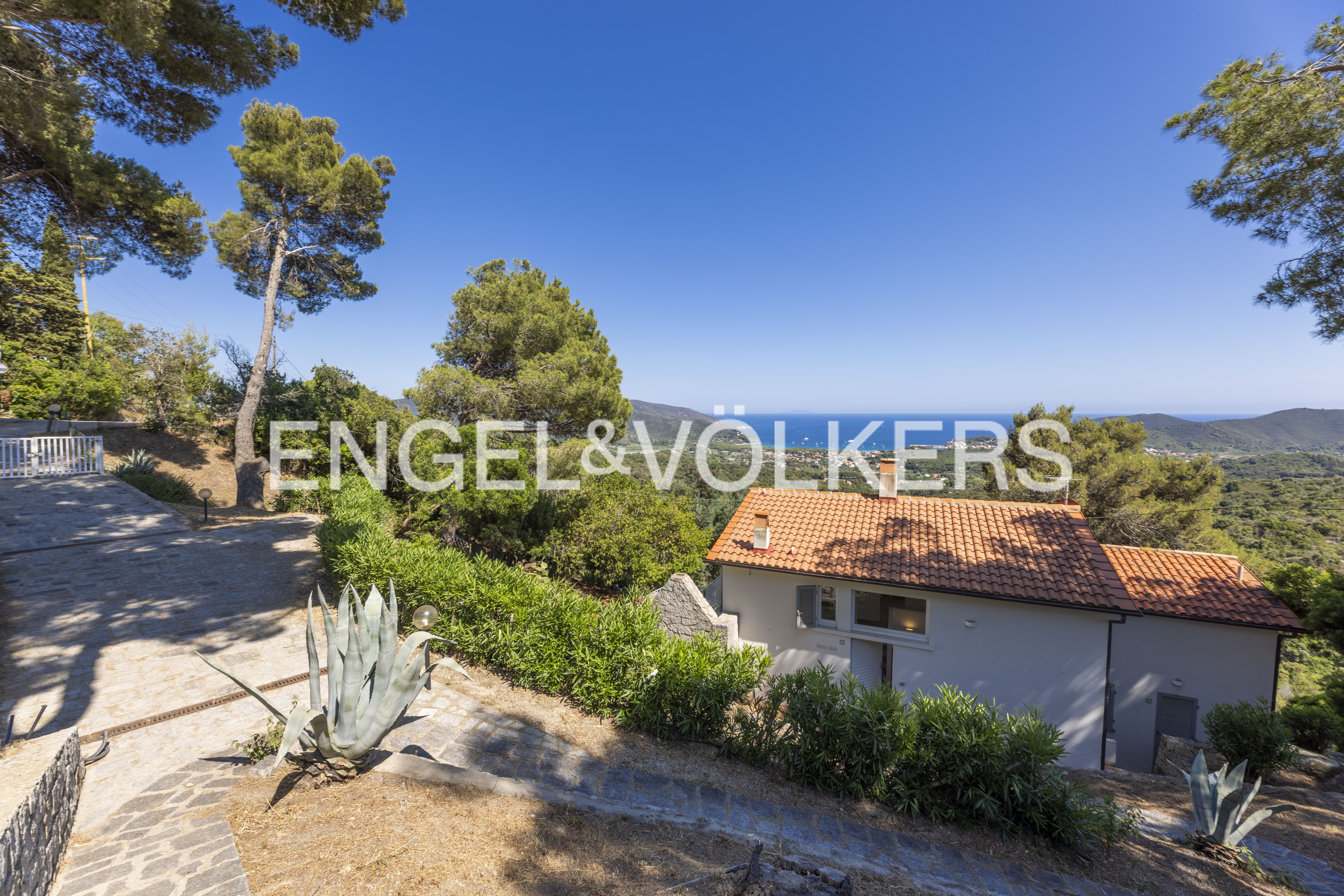 Sant'Ilario: prestigious villa with enchanting sea view