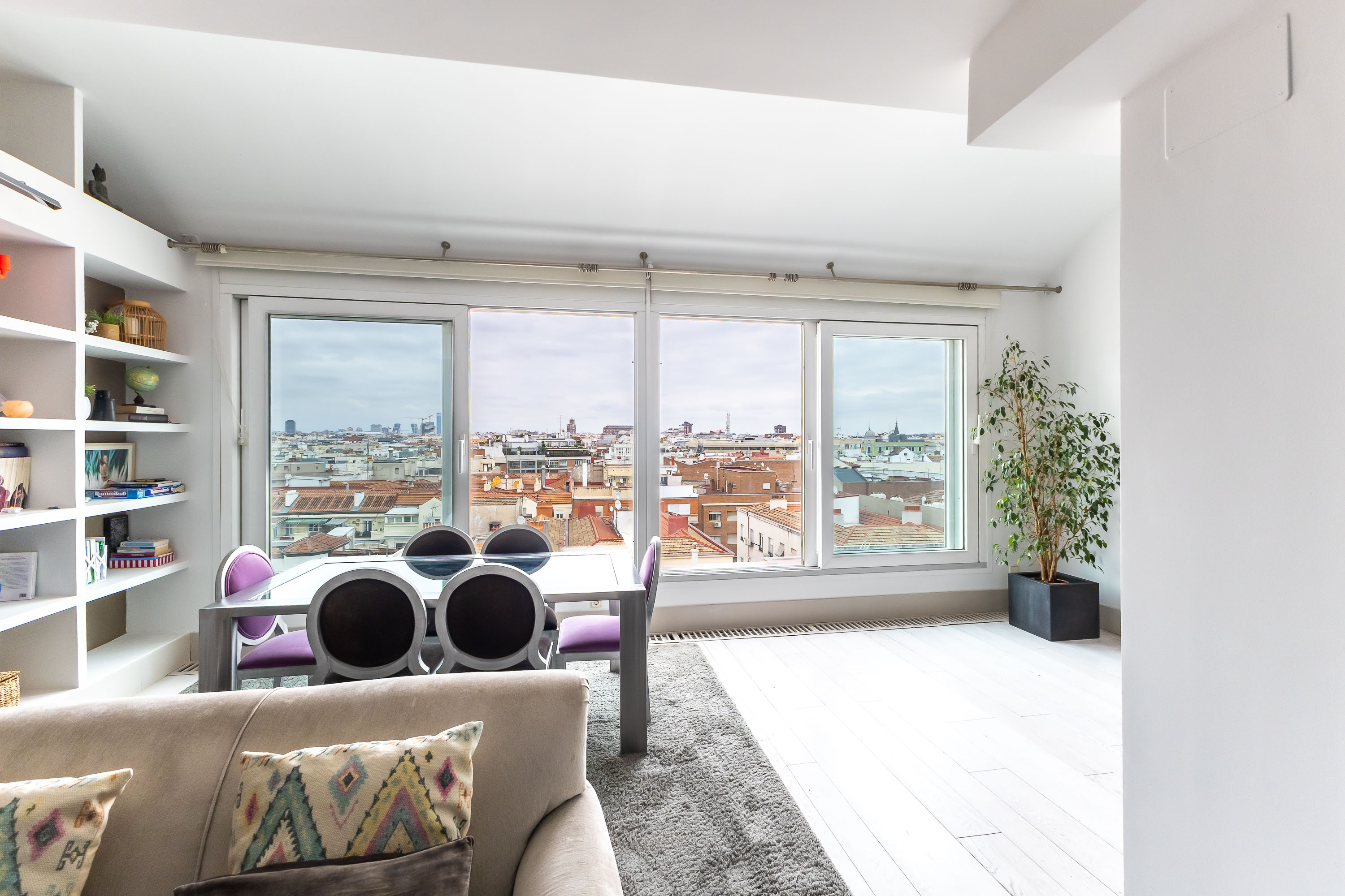 Exclusivo ático amueblado con vistas panorámicas junto al Parque del Retiro