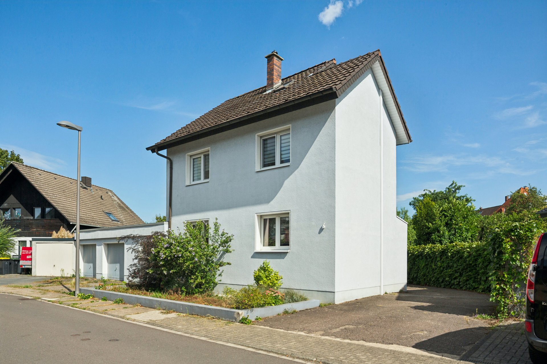 Großes Grundstück und 7 Garagen: Freistehendes Haus mit Potenzial